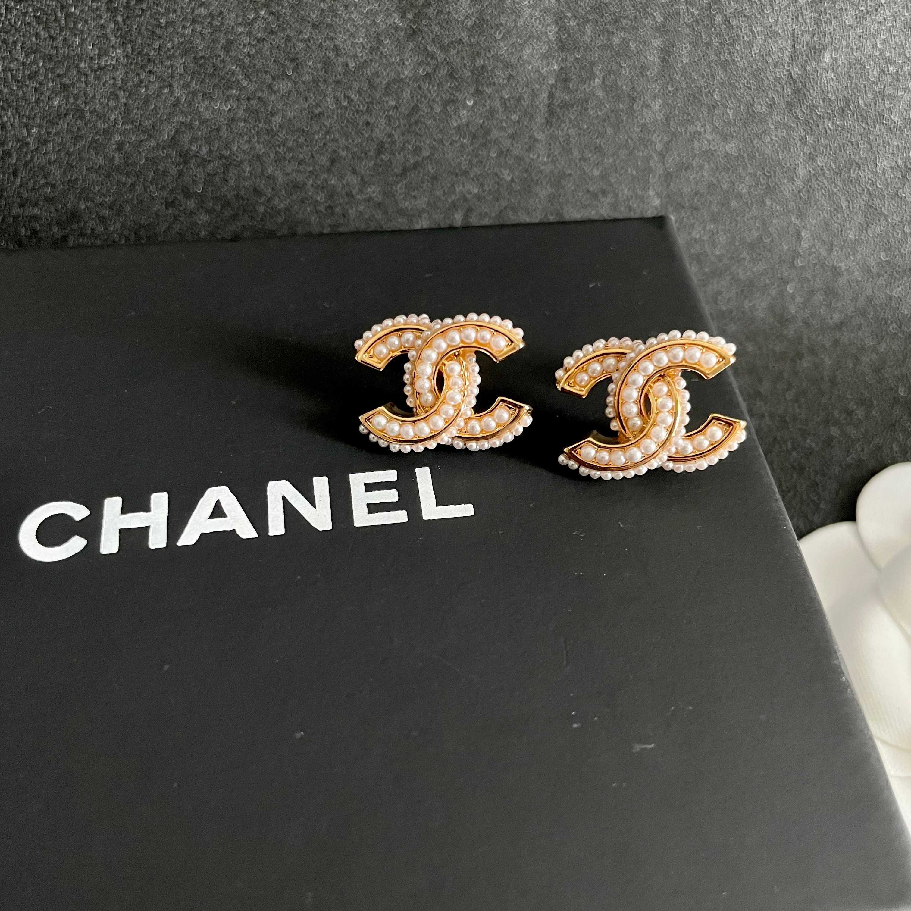 Chanel香奈儿 中古 字母 耳钉👀小香家的款式真心无需多介绍😘🎶每一款都超好看，精致大方，非常显气