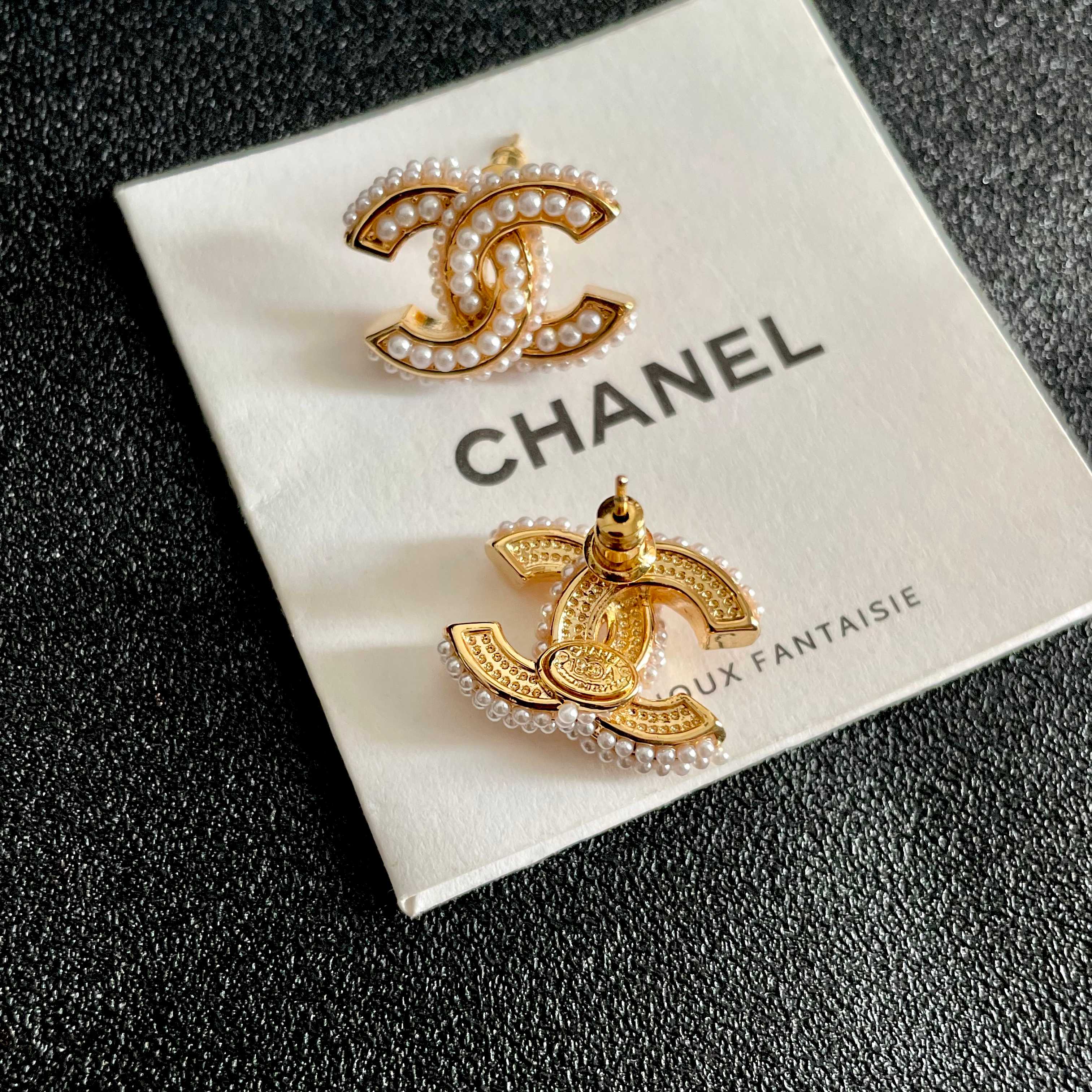  Chanel香奈儿 中古 字母 耳钉👀小香家的款式真心无需多介绍😘🎶每一款都超好看，精致大方，非常显气