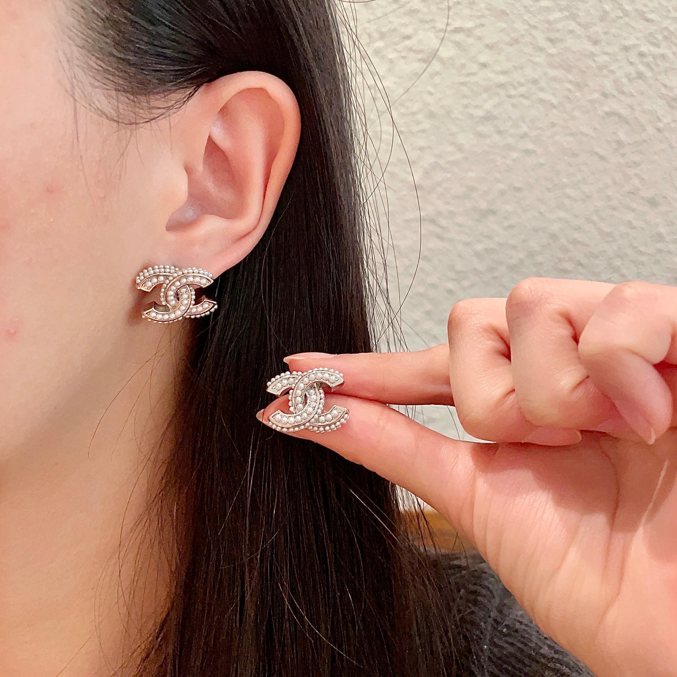  Chanel香奈儿 中古 字母 耳钉👀小香家的款式真心无需多介绍😘🎶每一款都超好看，精致大方，非常显气