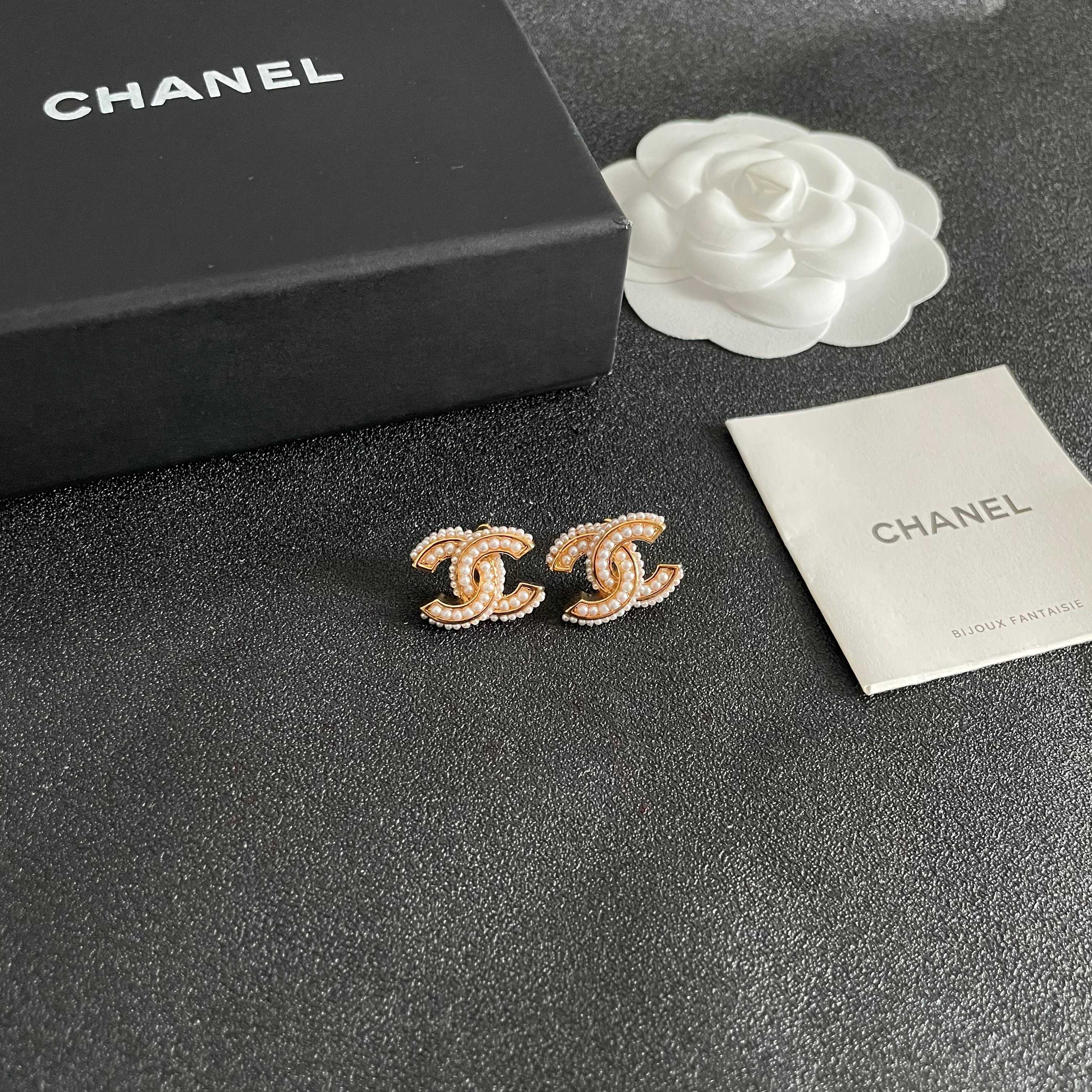  Chanel香奈儿 中古 字母 耳钉👀小香家的款式真心无需多介绍😘🎶每一款都超好看，精致大方，非常显气