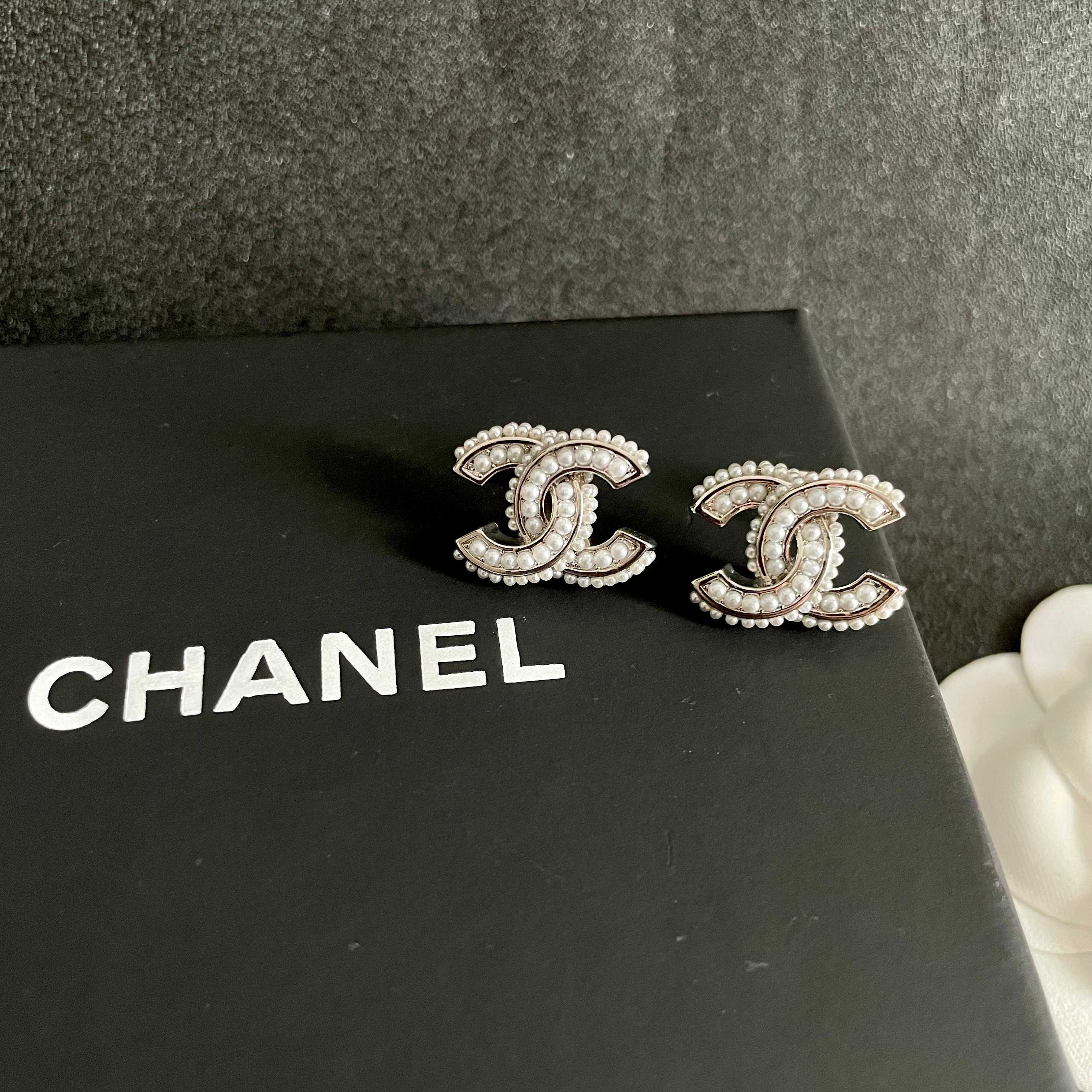  Chanel香奈儿 中古 字母 耳钉👀小香家的款式真心无需多介绍😘🎶每一款都超好看，精致大方，非常显气