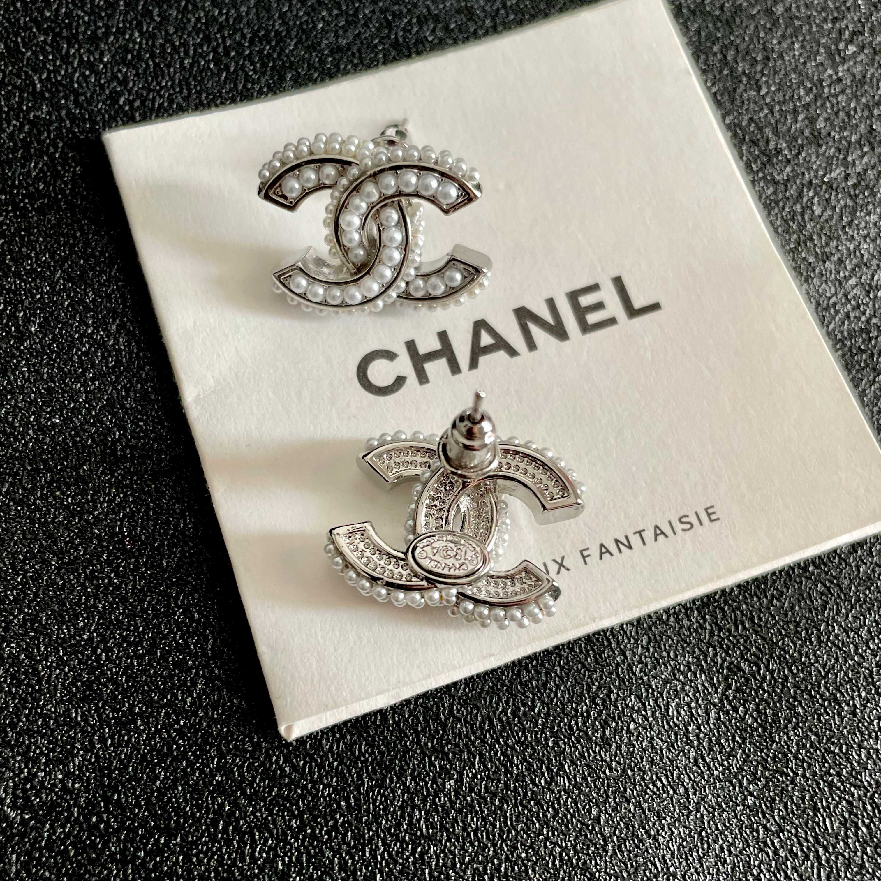  Chanel香奈儿 中古 字母 耳钉👀小香家的款式真心无需多介绍😘🎶每一款都超好看，精致大方，非常显气
