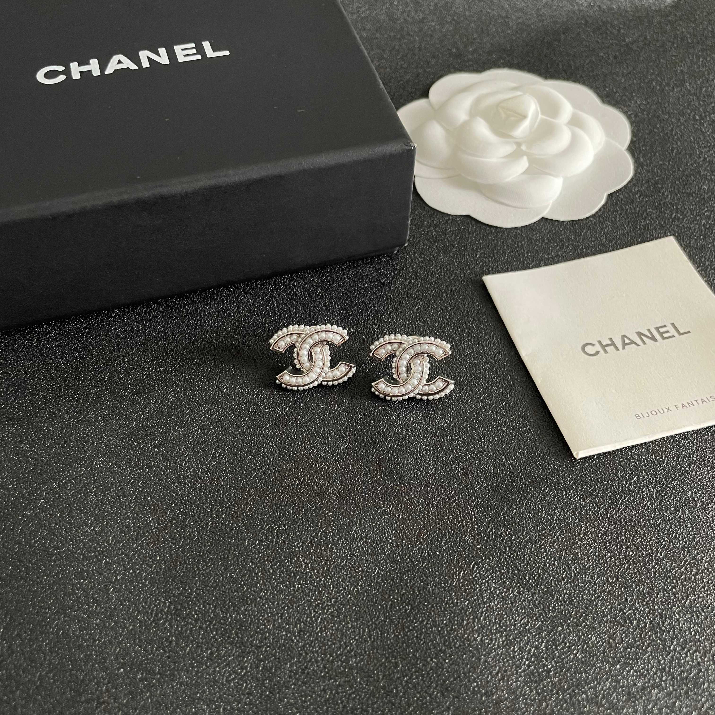  Chanel香奈儿 中古 字母 耳钉👀小香家的款式真心无需多介绍😘🎶每一款都超好看，精致大方，非常显气