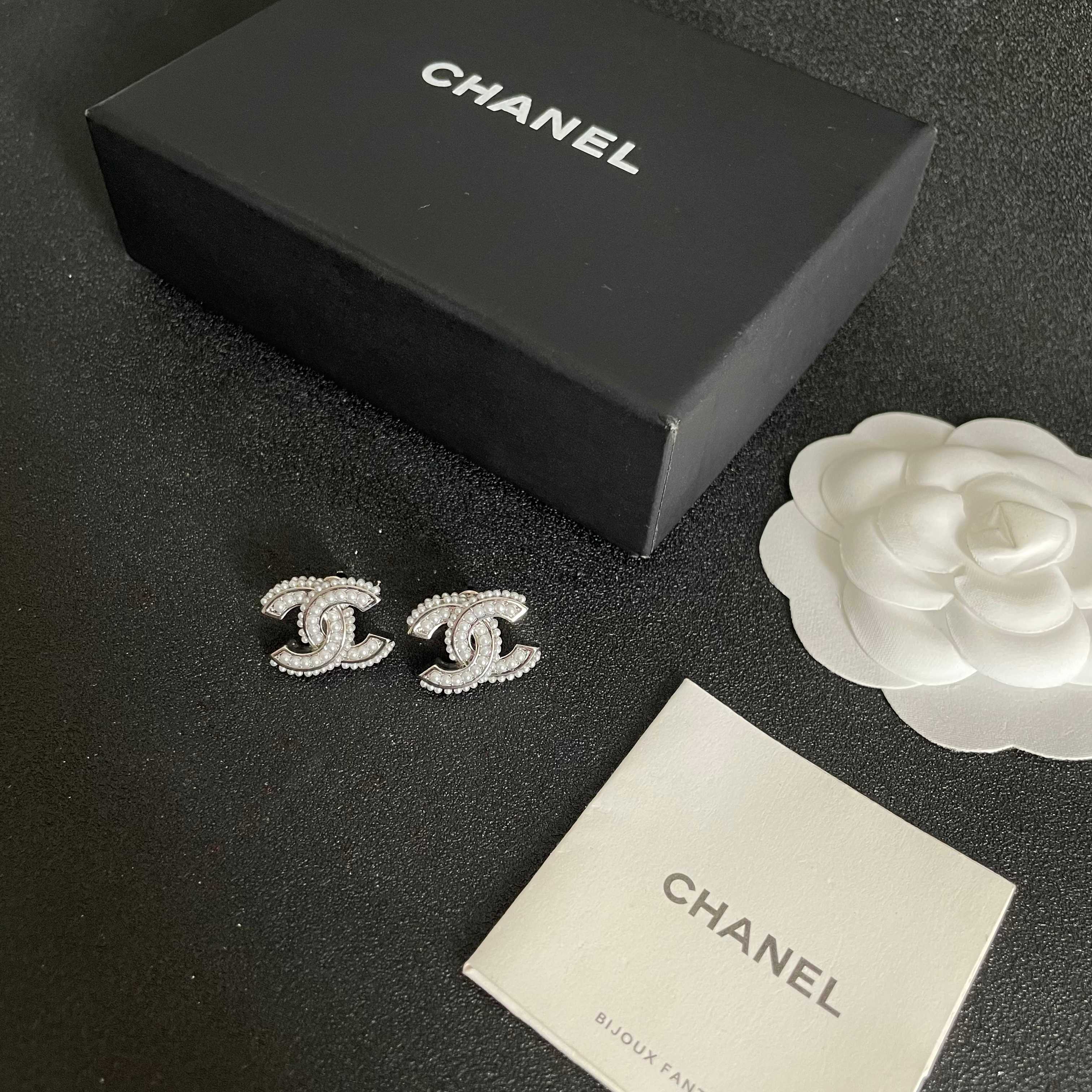  Chanel香奈儿 中古 字母 耳钉👀小香家的款式真心无需多介绍😘🎶每一款都超好看，精致大方，非常显气