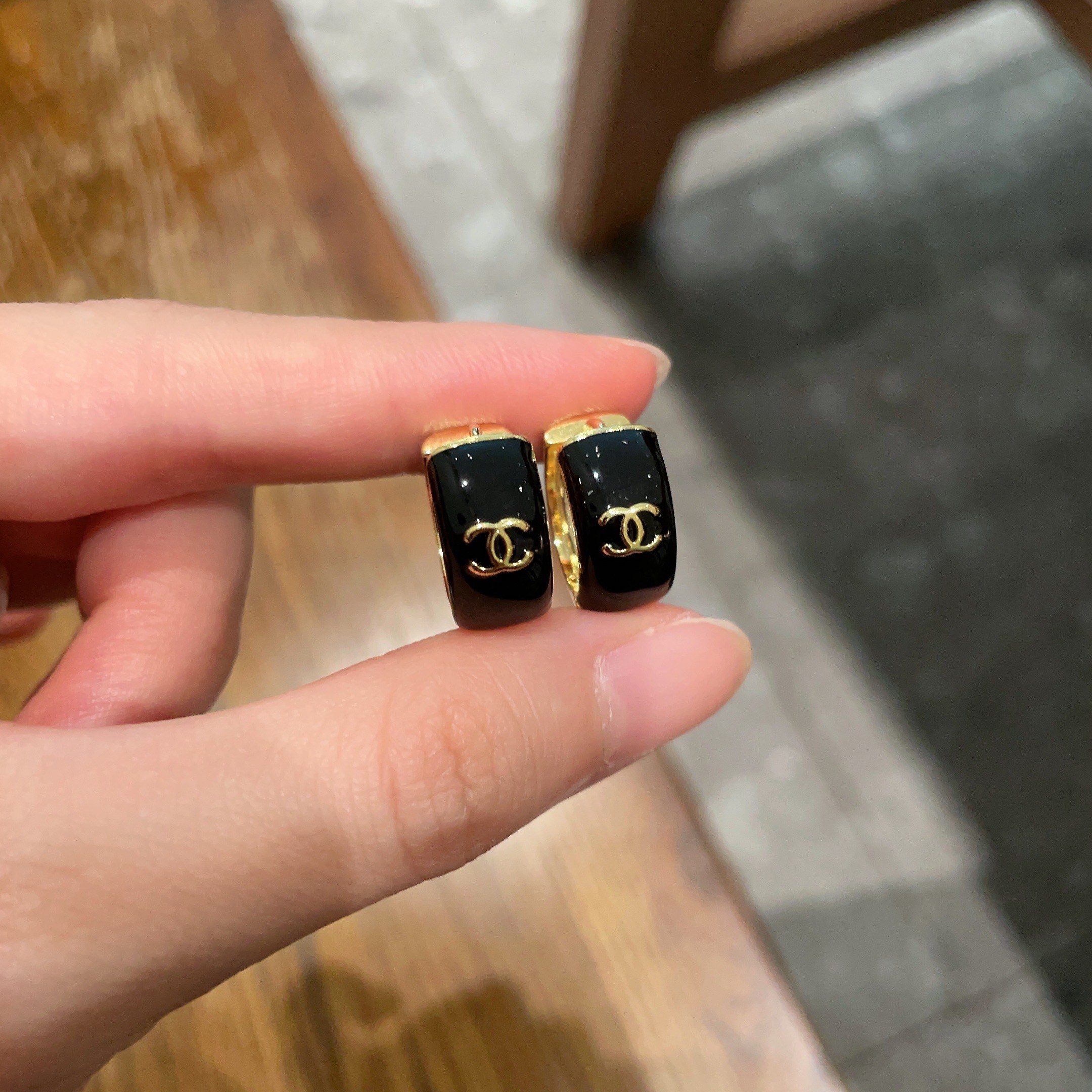  Chanel香奈儿 中古 字母 耳钉👀小香家的款式真心无需多介绍😘🎶每一款都超好看，精致大方，非常显气