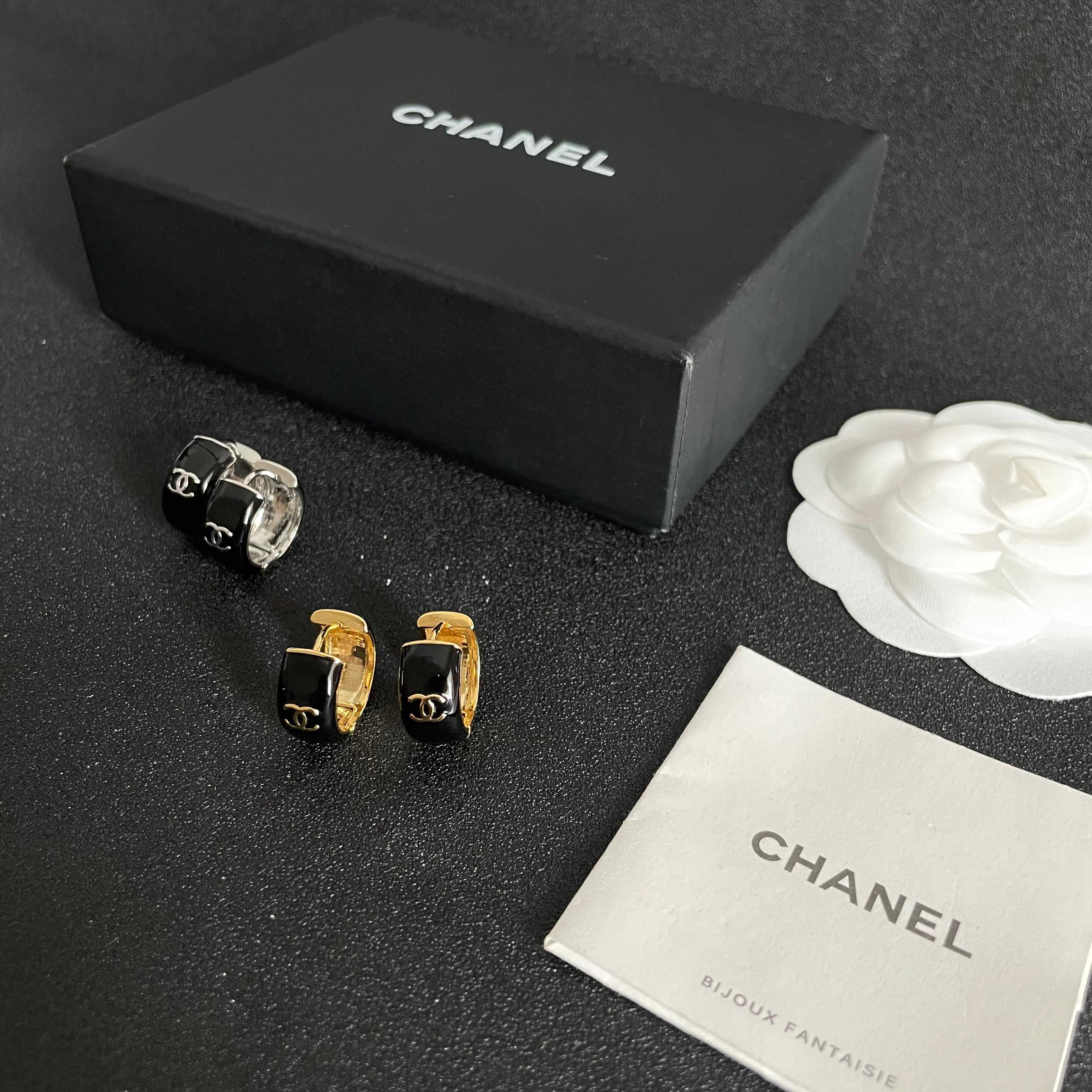  Chanel香奈儿 中古 字母 耳钉👀小香家的款式真心无需多介绍😘🎶每一款都超好看，精致大方，非常显气