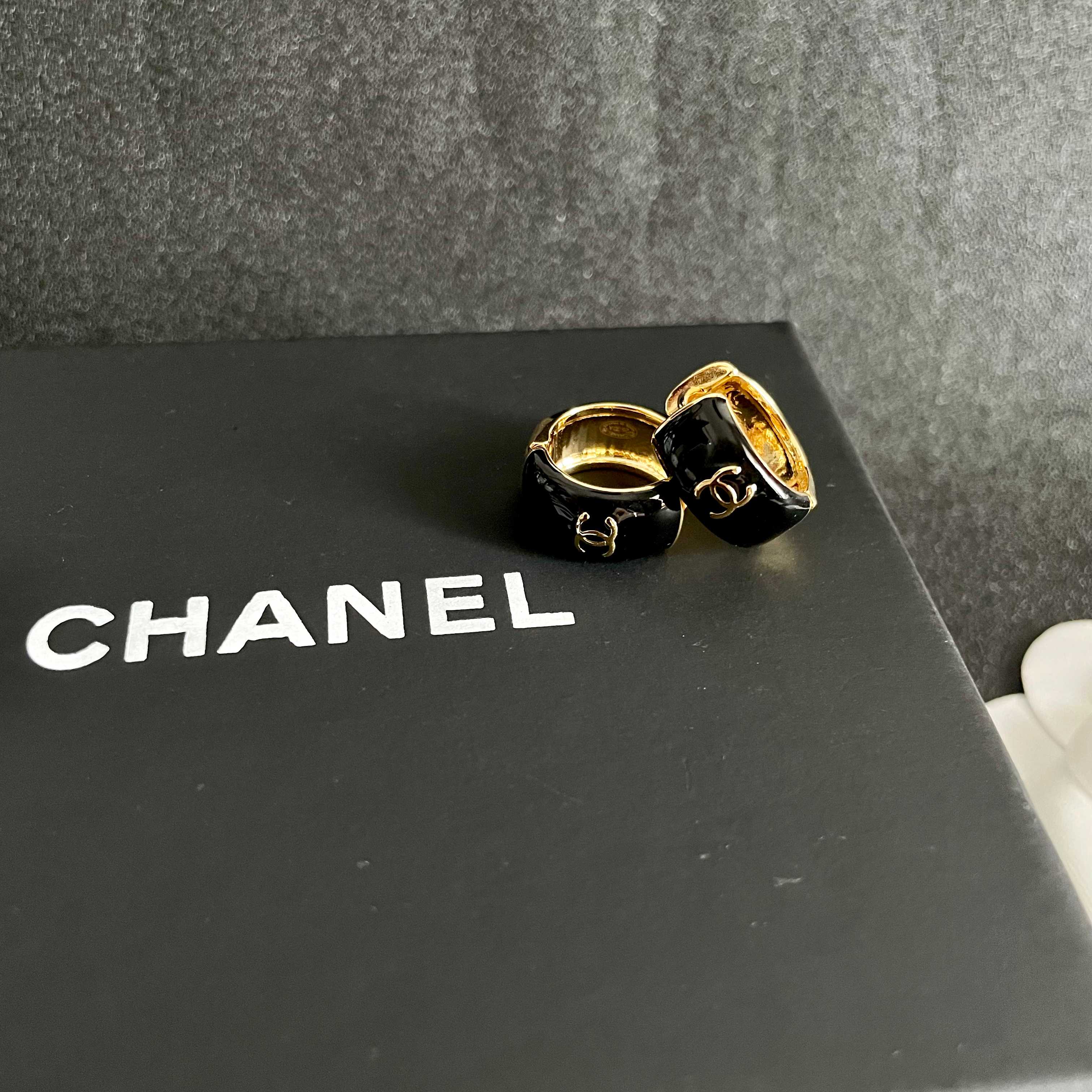  Chanel香奈儿 中古 字母 耳钉👀小香家的款式真心无需多介绍😘🎶每一款都超好看，精致大方，非常显气
