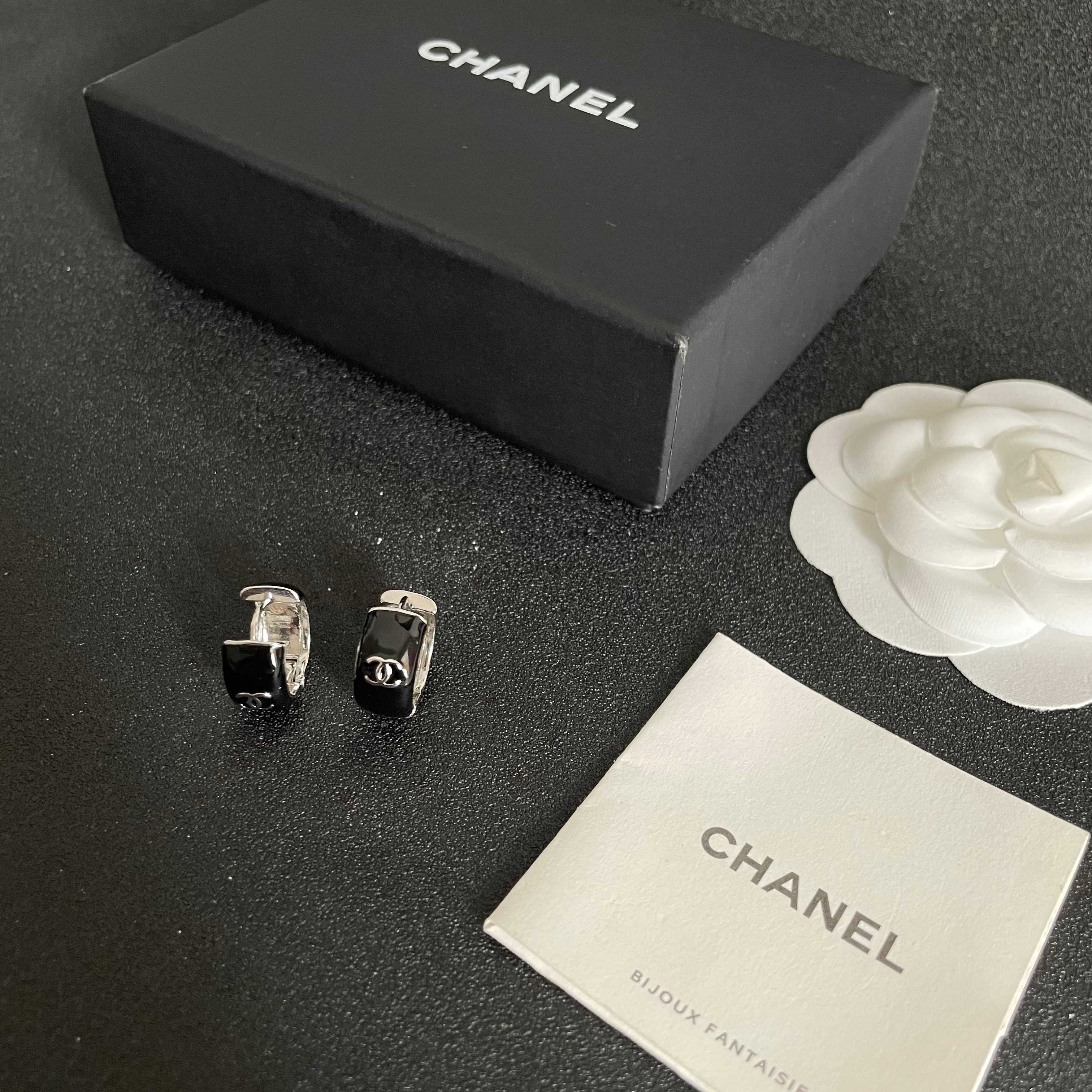  Chanel香奈儿 中古 字母 耳钉👀小香家的款式真心无需多介绍😘🎶每一款都超好看，精致大方，非常显气