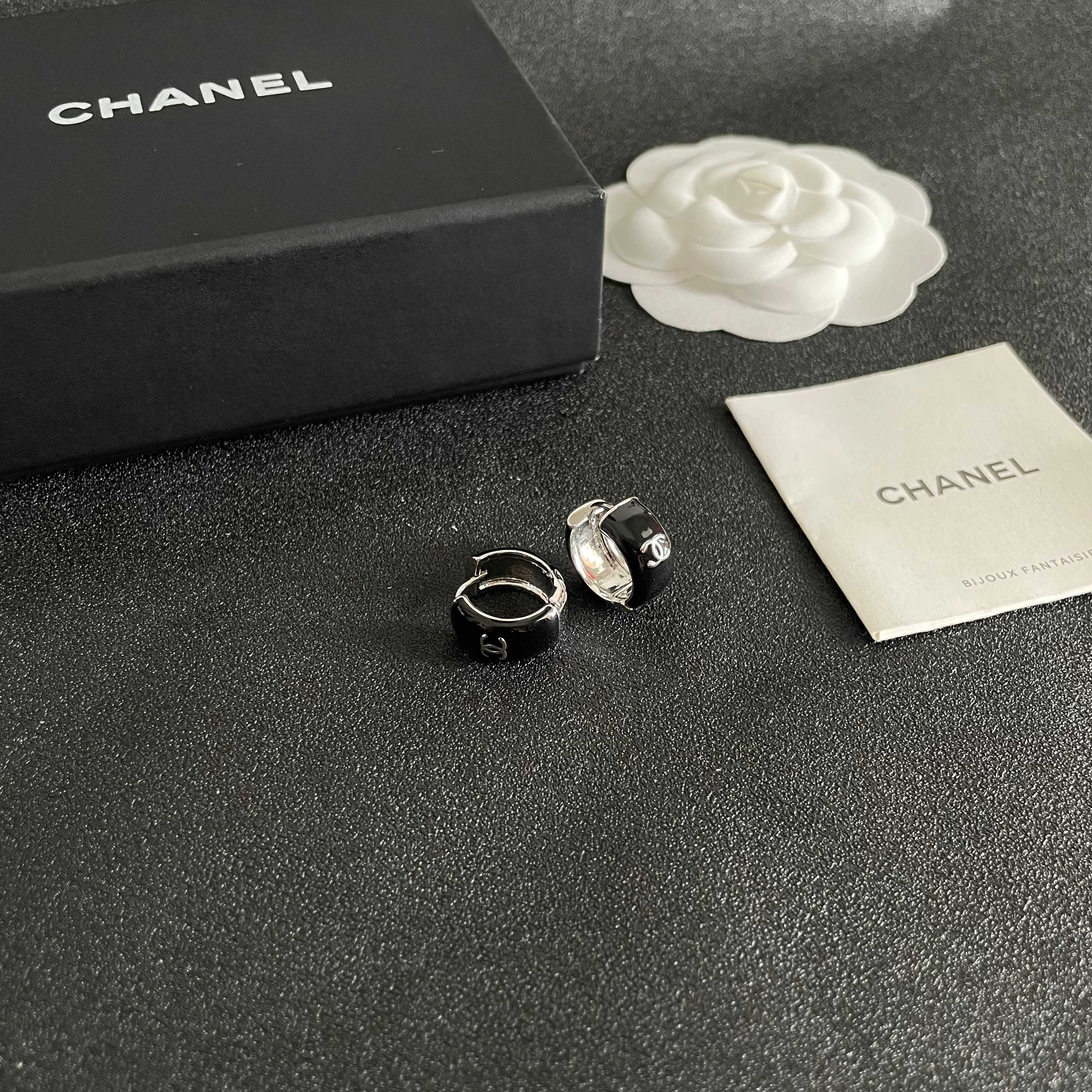  Chanel香奈儿 中古 字母 耳钉👀小香家的款式真心无需多介绍😘🎶每一款都超好看，精致大方，非常显气