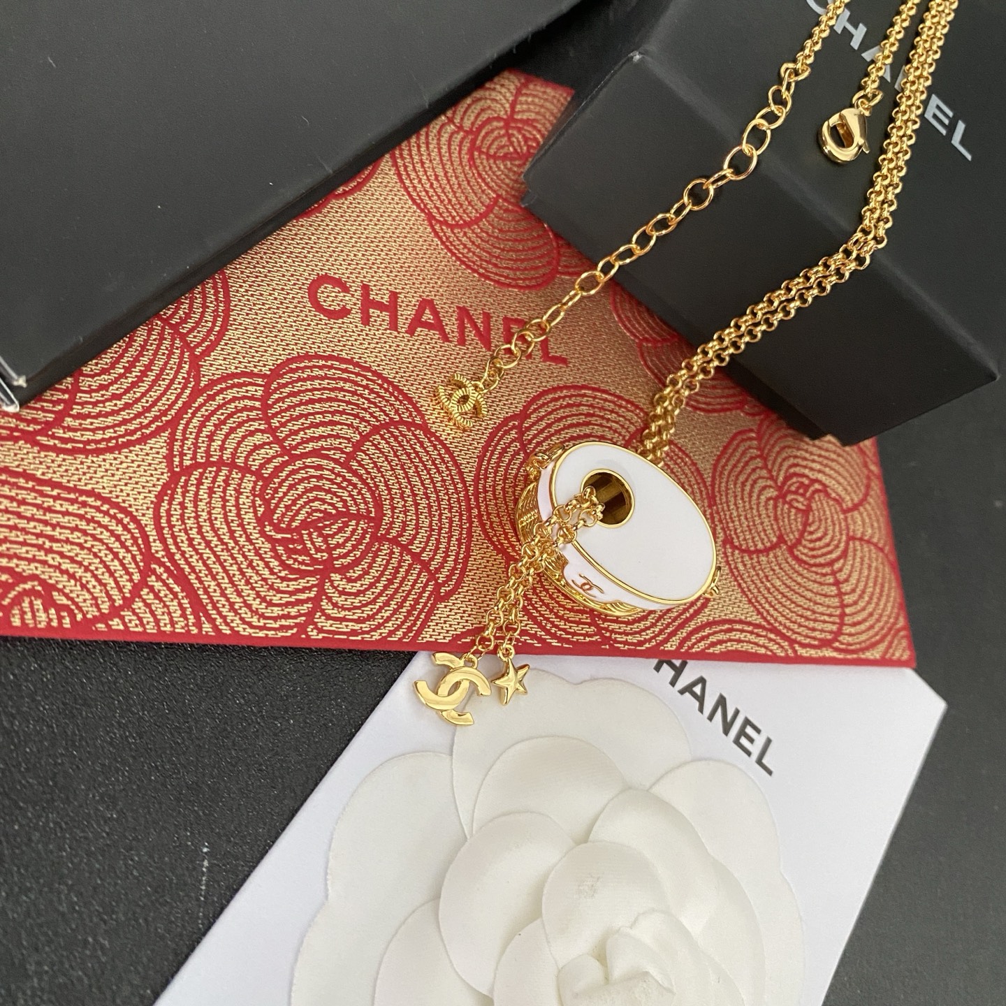  Chanel香奈儿 中古 字母 项链👀小香家的款式真心无需多介绍😘🎶每一款都超好看，精致大方，非常显气