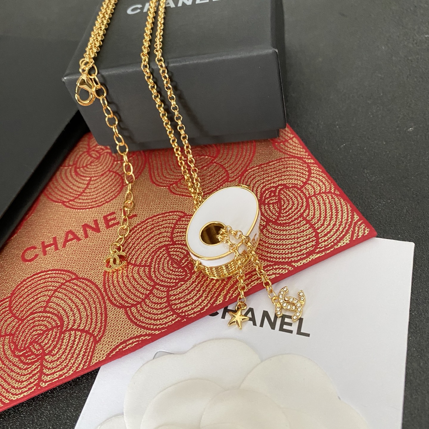  Chanel香奈儿 中古 字母 项链👀小香家的款式真心无需多介绍😘🎶每一款都超好看，精致大方，非常显气