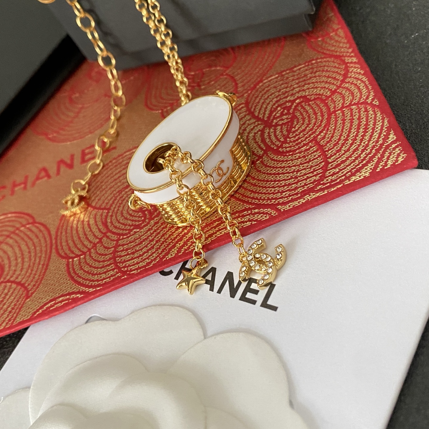  Chanel香奈儿 中古 字母 项链👀小香家的款式真心无需多介绍😘🎶每一款都超好看，精致大方，非常显气
