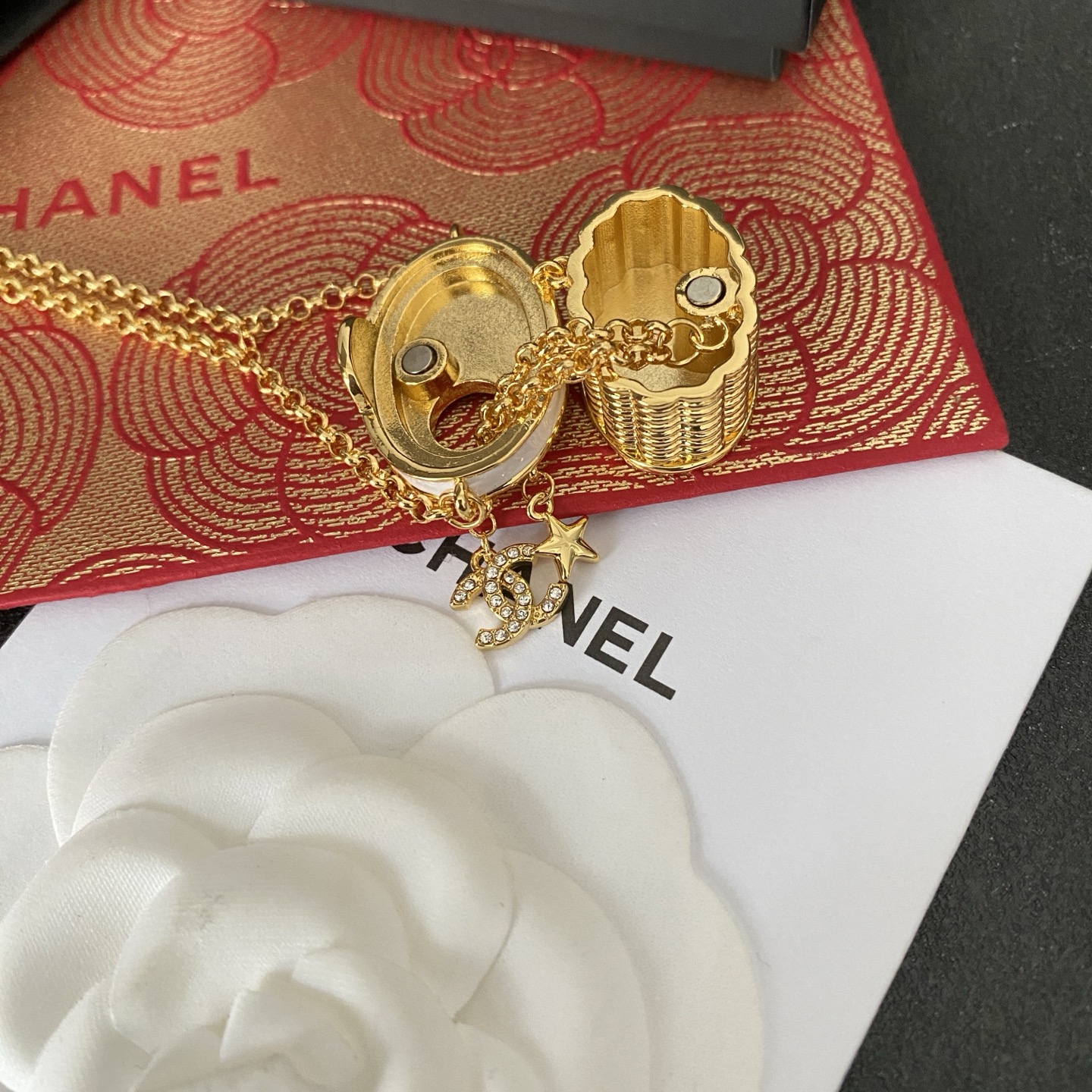  Chanel香奈儿 中古 字母 项链👀小香家的款式真心无需多介绍😘🎶每一款都超好看，精致大方，非常显气