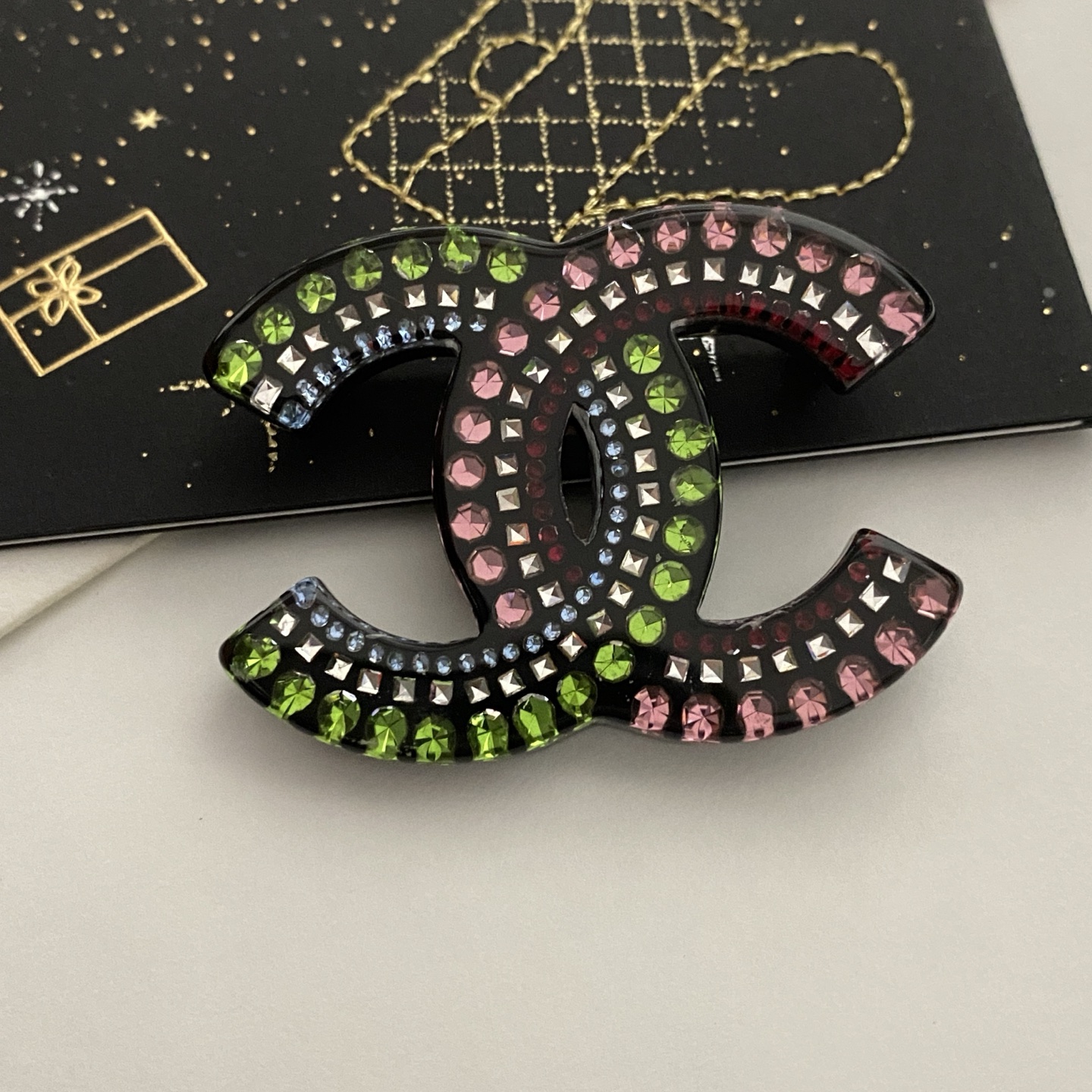  CHANEL🇫🇷小香 专柜新款同步上新香奈儿胸针，是最懂女人的饰物。那些倾注了全部心血去做自己的女人，