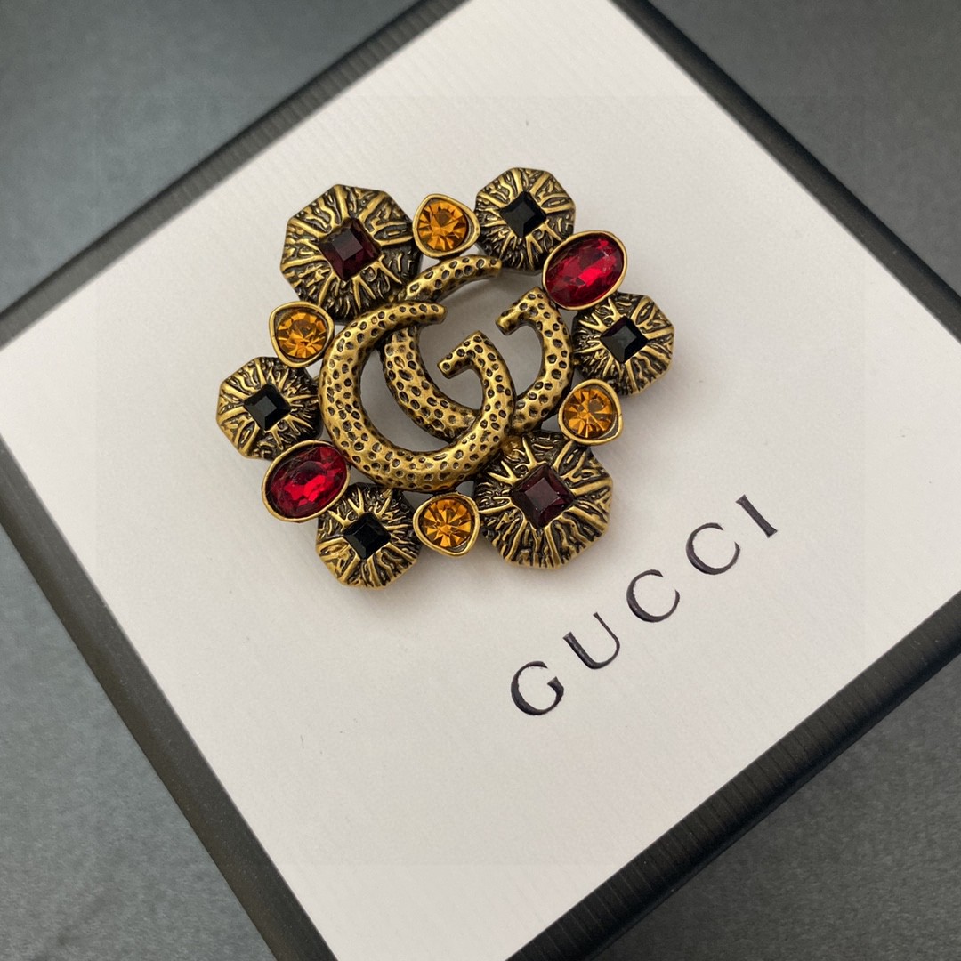 💄古驰Gucci专柜新款同步上新胸针，是最懂女人的饰物。那些倾注了全部心血去做自己的女人，往往更珍惜胸针