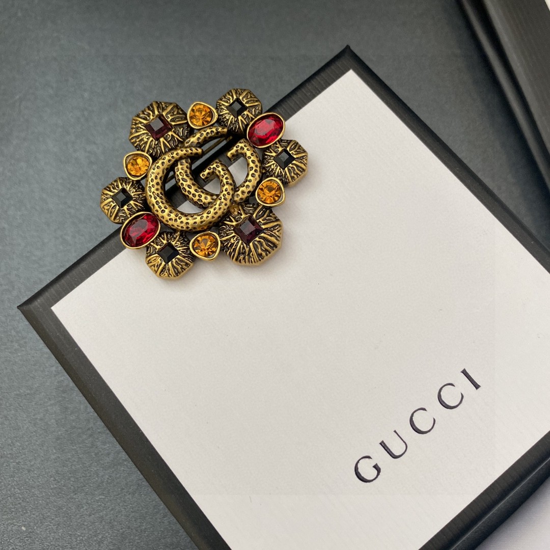 💄古驰Gucci专柜新款同步上新胸针，是最懂女人的饰物。那些倾注了全部心血去做自己的女人，往往更珍惜胸针