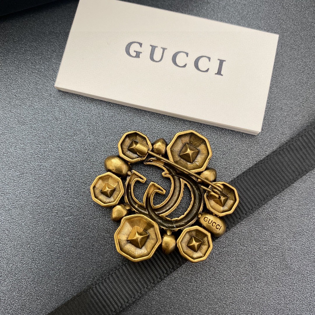 💄古驰Gucci专柜新款同步上新胸针，是最懂女人的饰物。那些倾注了全部心血去做自己的女人，往往更珍惜胸针
