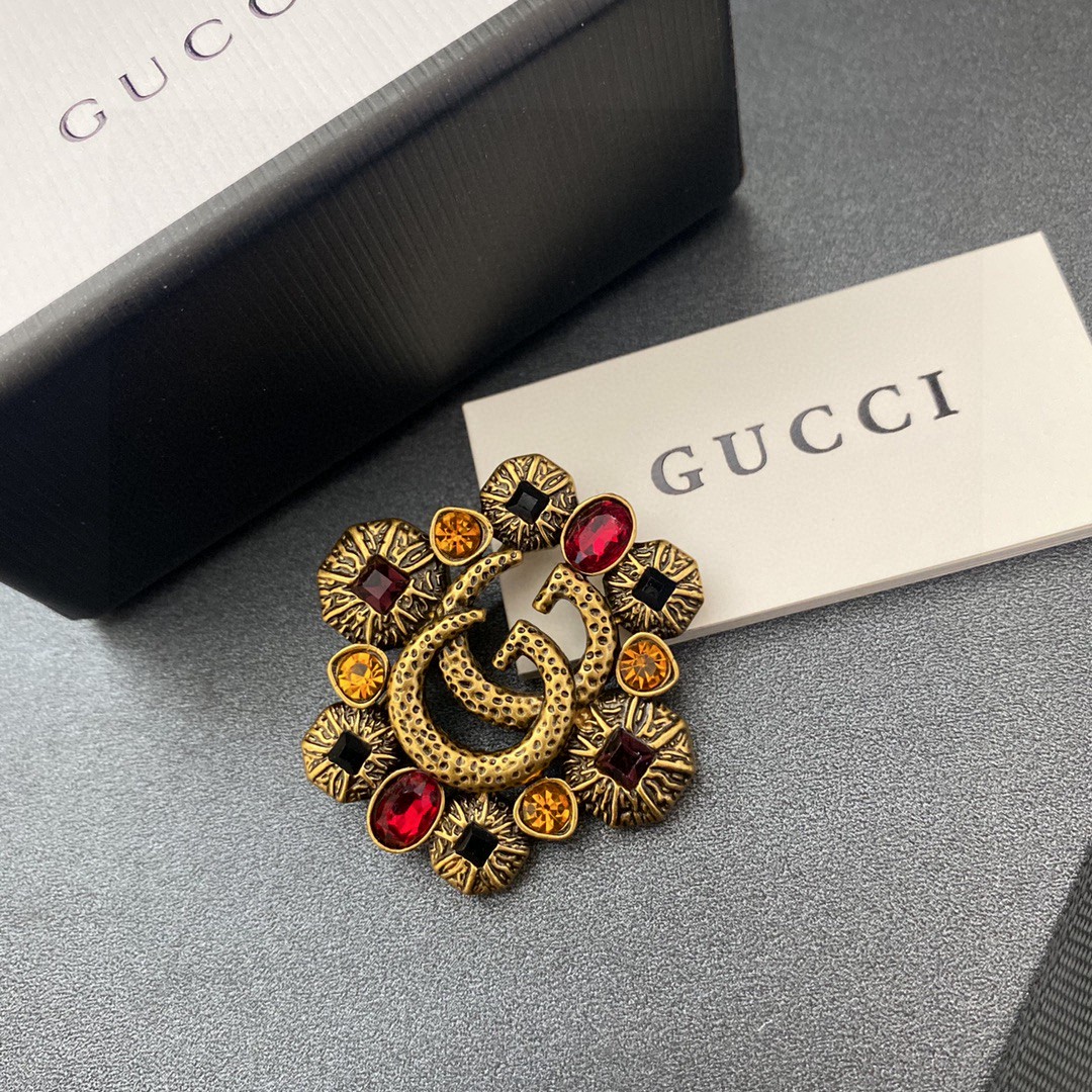 💄古驰Gucci专柜新款同步上新胸针，是最懂女人的饰物。那些倾注了全部心血去做自己的女人，往往更珍惜胸针