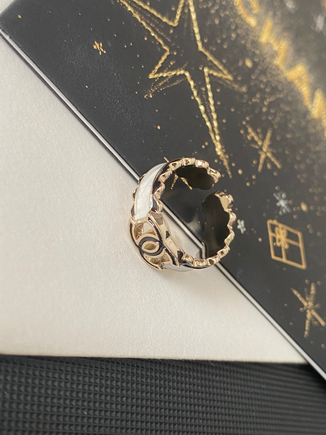 🌺小香风Chanel字母双C系列造型戒指！夏天必备款🥰一戴就忍不住想夸的一款，简约的设计，超精致又显手白