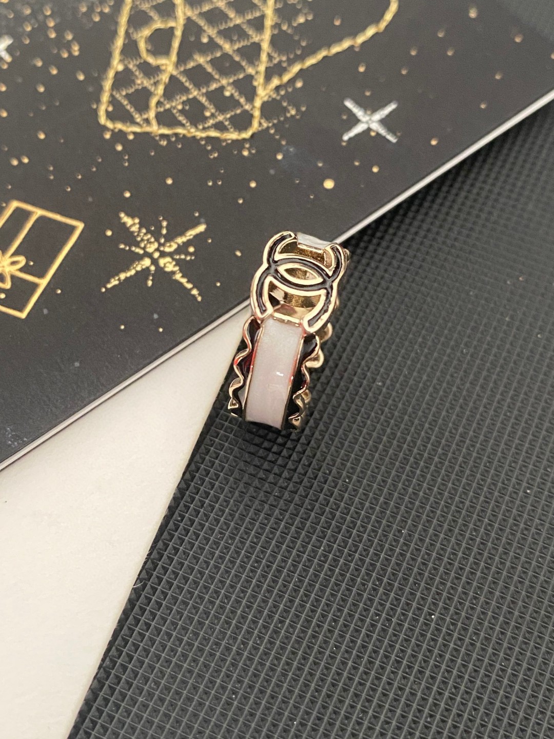 🌺小香风Chanel字母双C系列造型戒指！夏天必备款🥰一戴就忍不住想夸的一款，简约的设计，超精致又显手白
