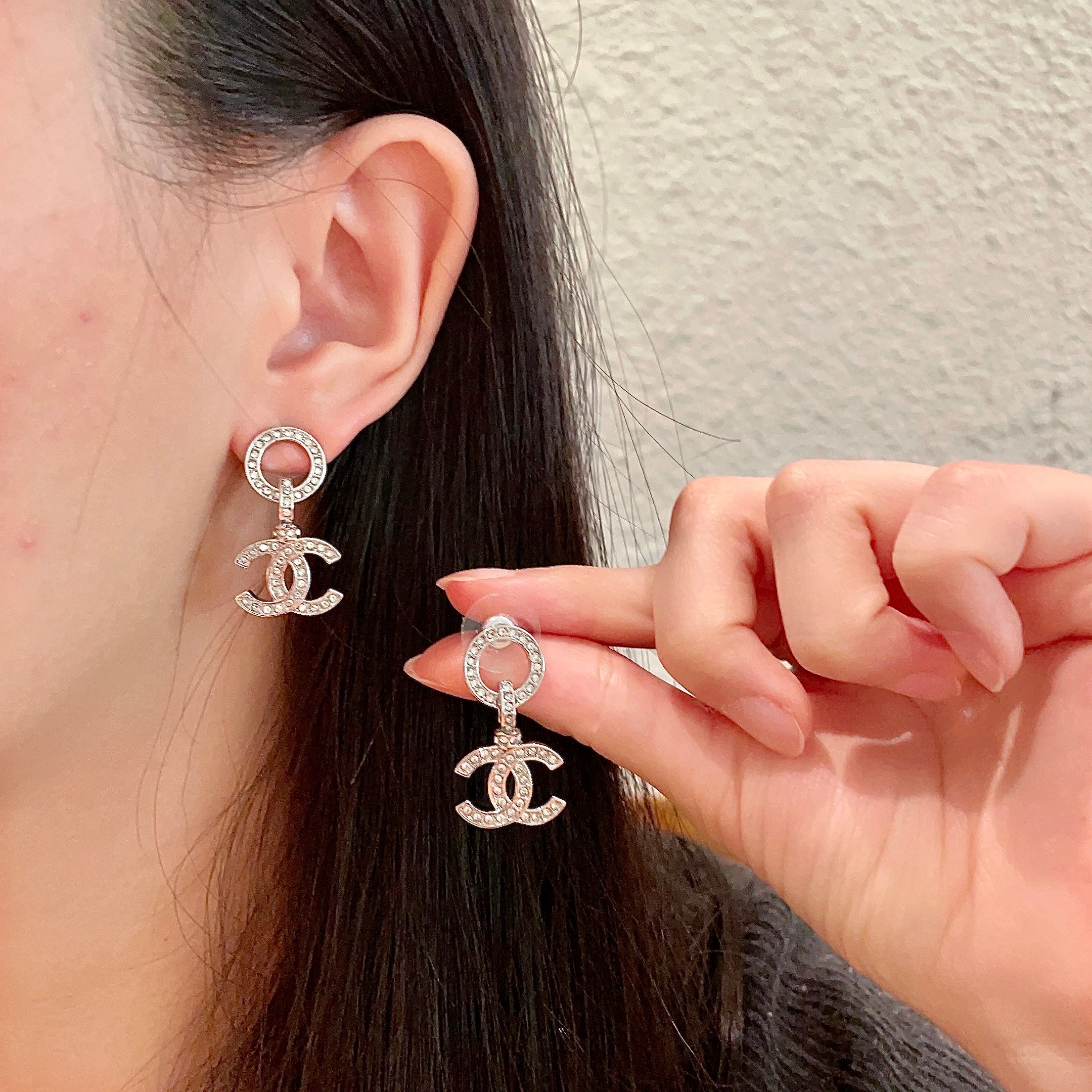  Chanel香奈儿 中古 字母 耳钉👀小香家的款式真心无需多介绍😘🎶每一款都超好看，精致大方，非常显气