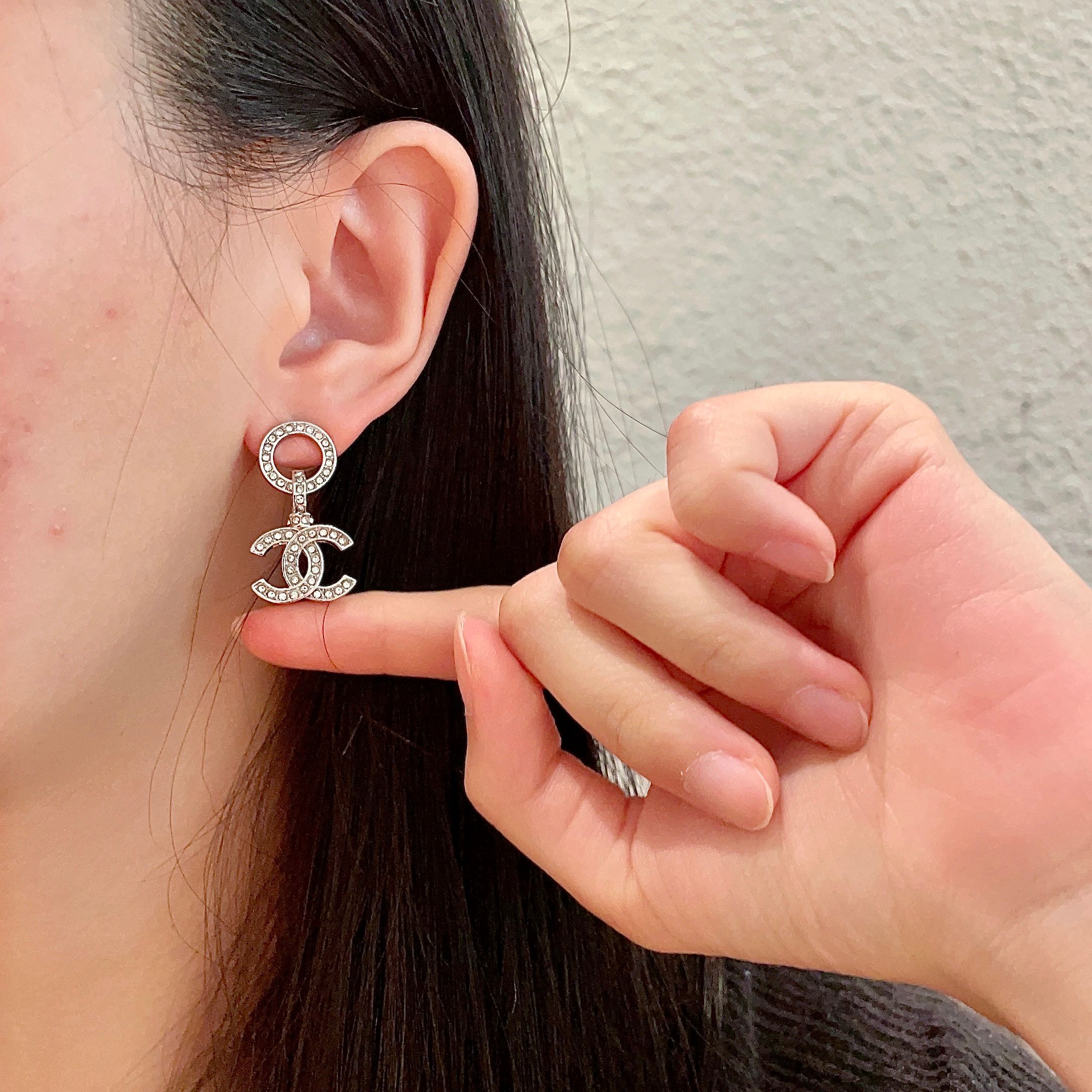  Chanel香奈儿 中古 字母 耳钉👀小香家的款式真心无需多介绍😘🎶每一款都超好看，精致大方，非常显气