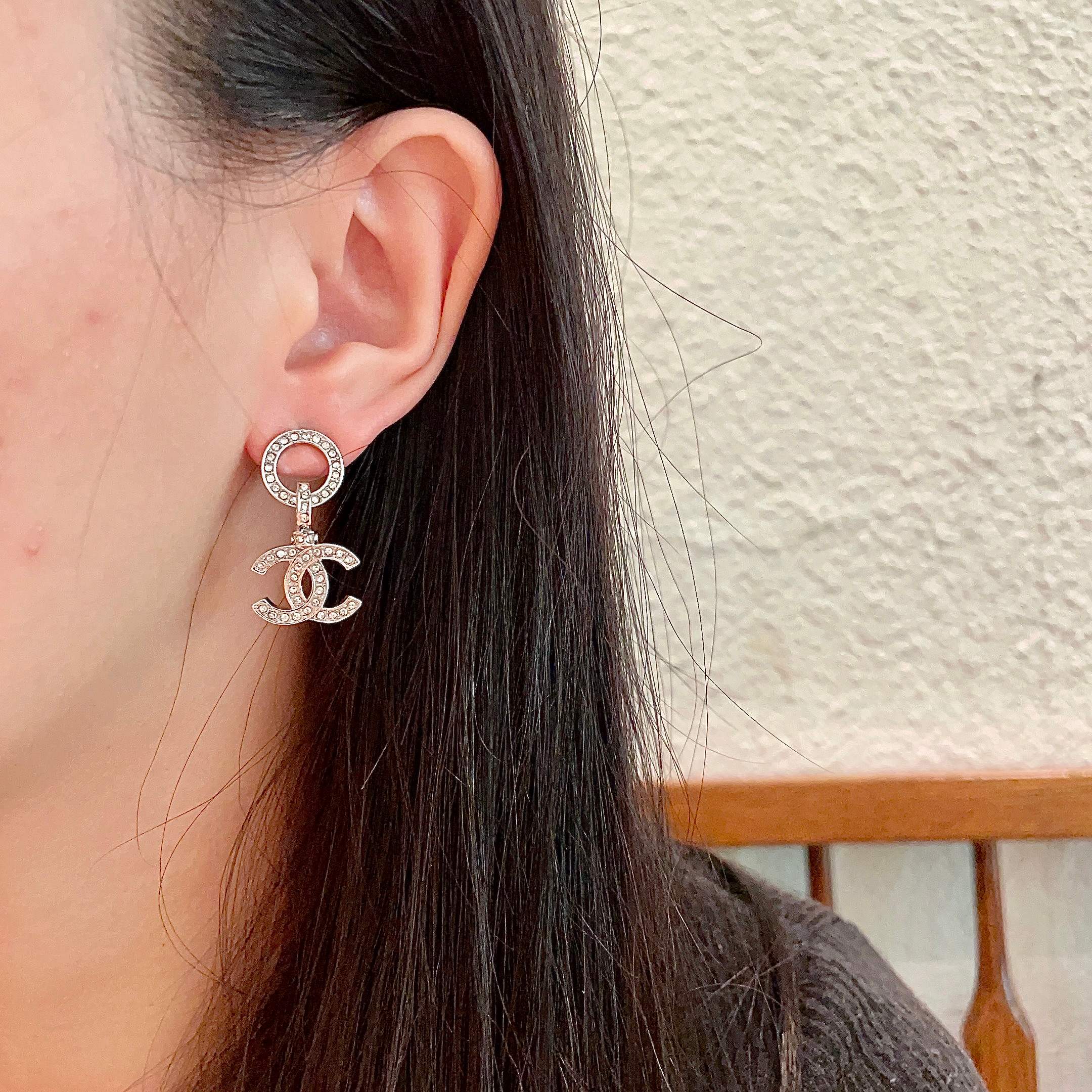  Chanel香奈儿 中古 字母 耳钉👀小香家的款式真心无需多介绍😘🎶每一款都超好看，精致大方，非常显气