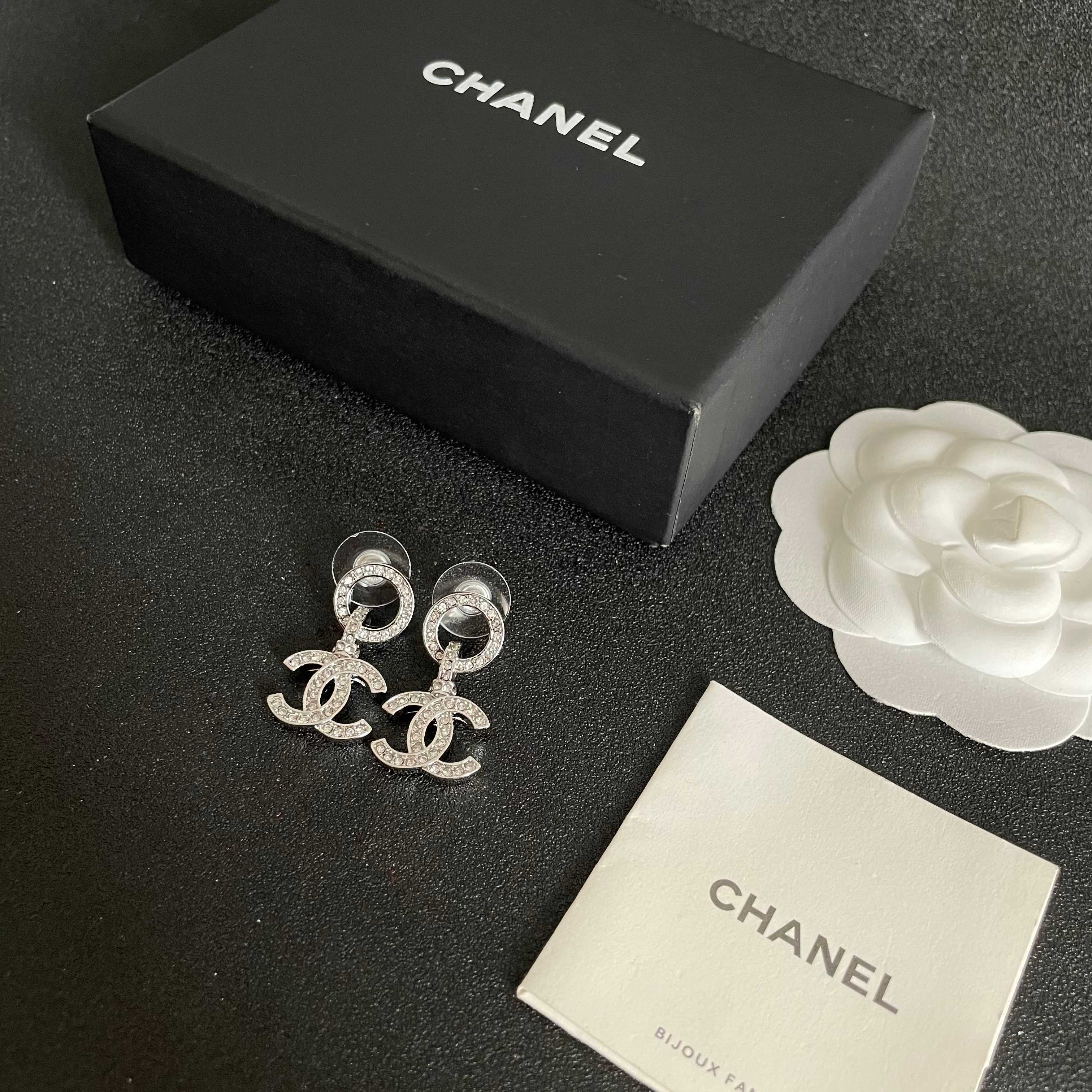  Chanel香奈儿 中古 字母 耳钉👀小香家的款式真心无需多介绍😘🎶每一款都超好看，精致大方，非常显气