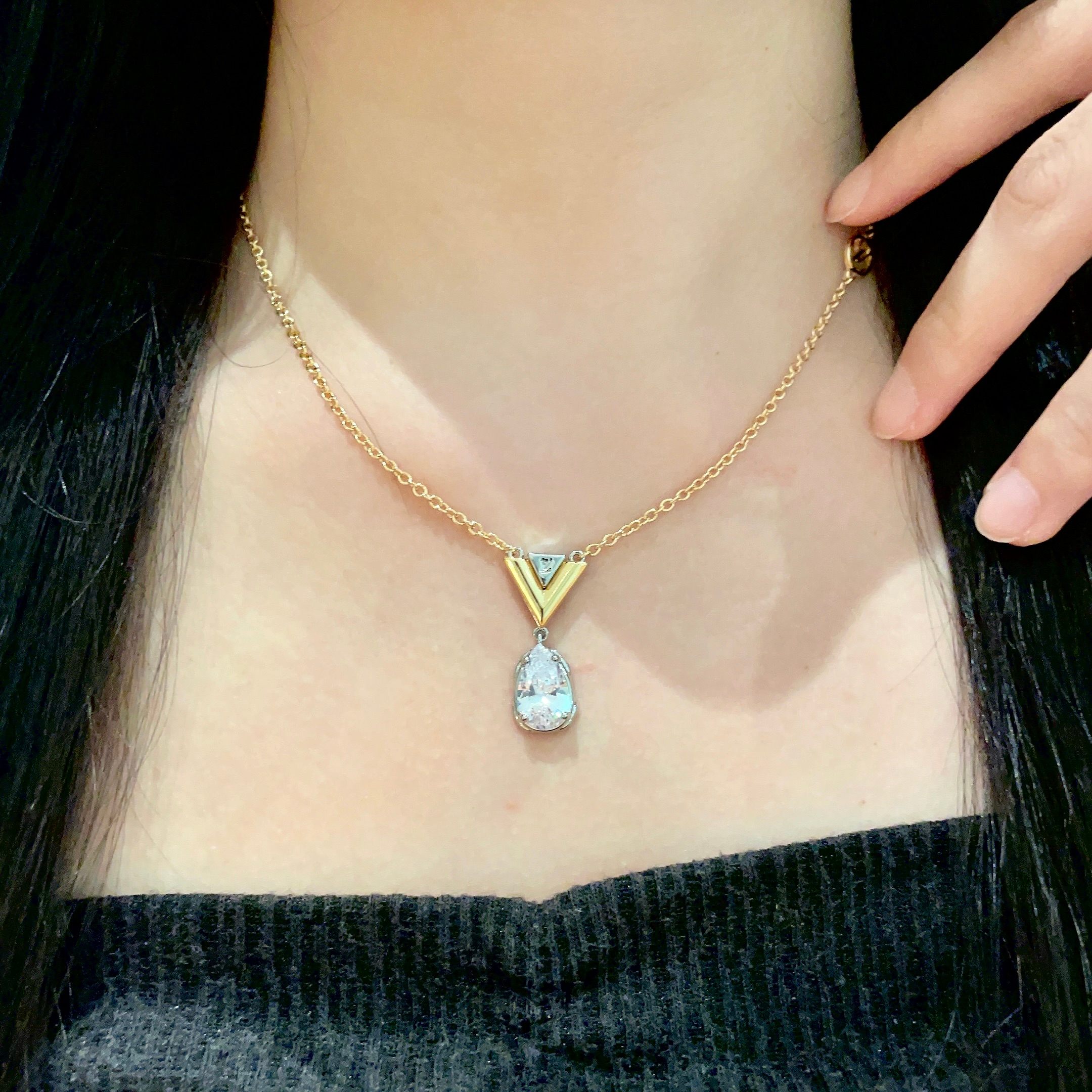 💥💥💥LOUISVUITTON以 经典花纹图案设计 双花 款设计方式吊坠LV品牌标志设计，经典标志理念、