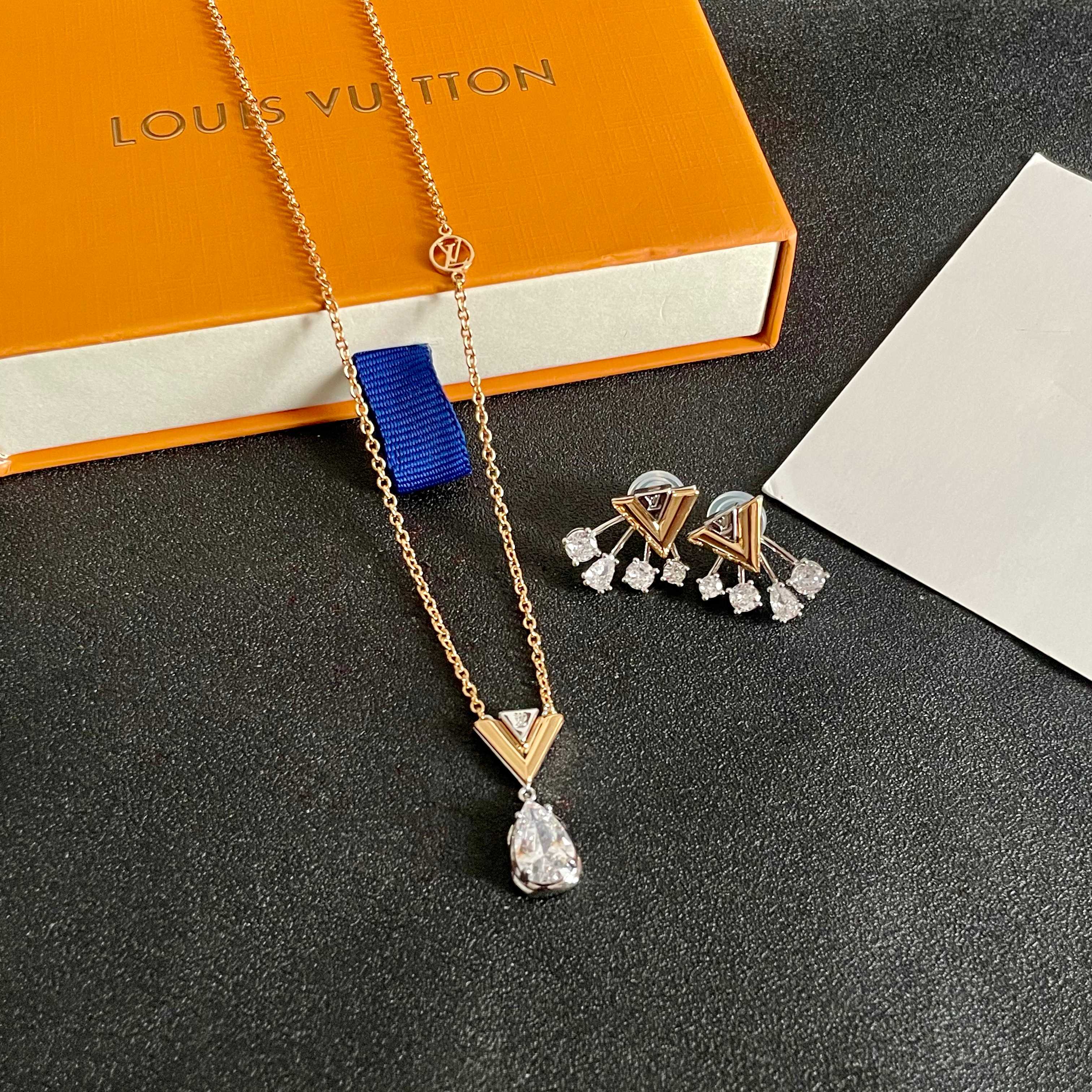 👑Lv 路易威登 2025年早春新品耳钉 复古 LV 字母耳环 超精工cnc工艺技术 上身美美哒 特别适