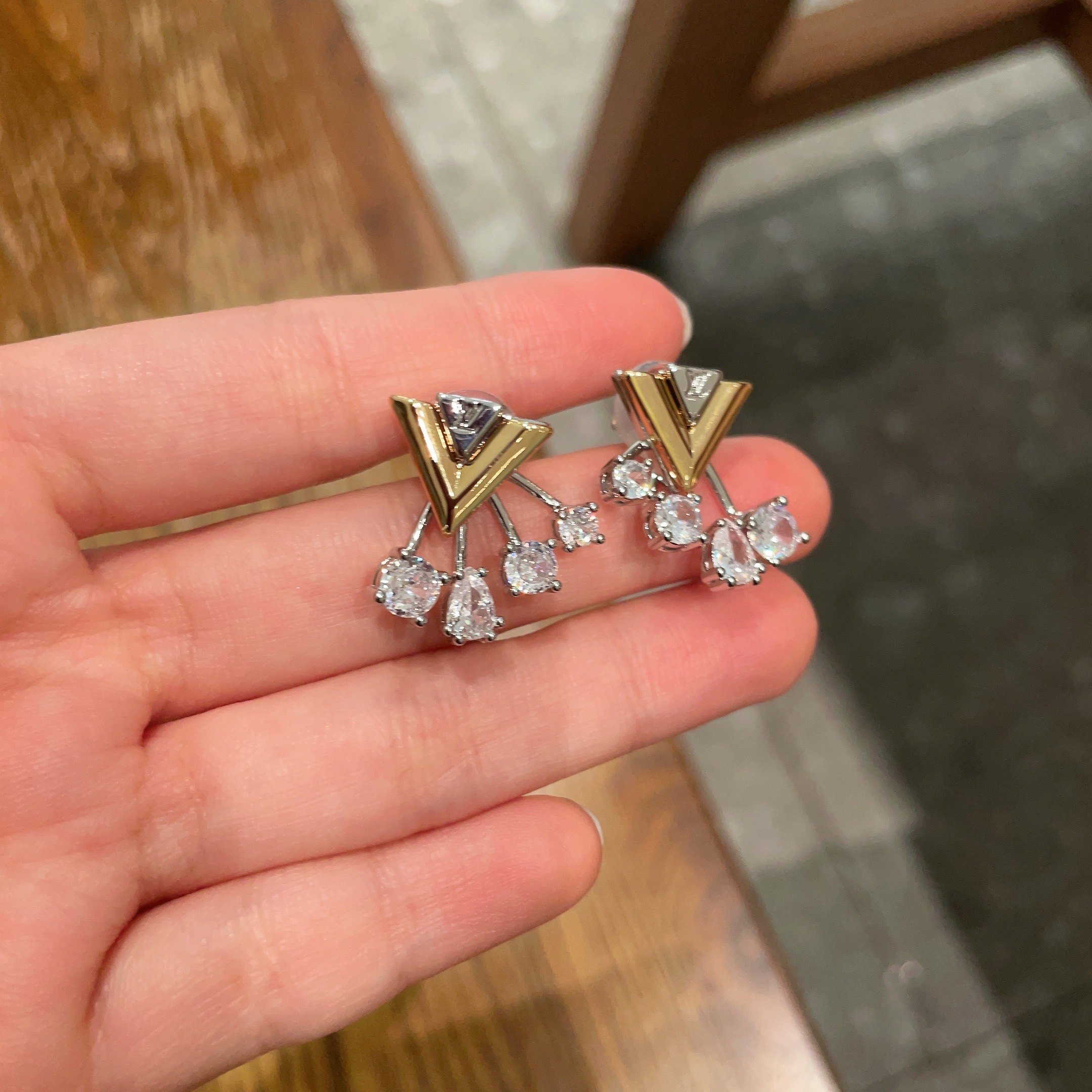 👑Lv 路易威登 2025年早春新品耳钉 复古 LV 字母耳环 超精工cnc工艺技术 上身美美哒 特别适