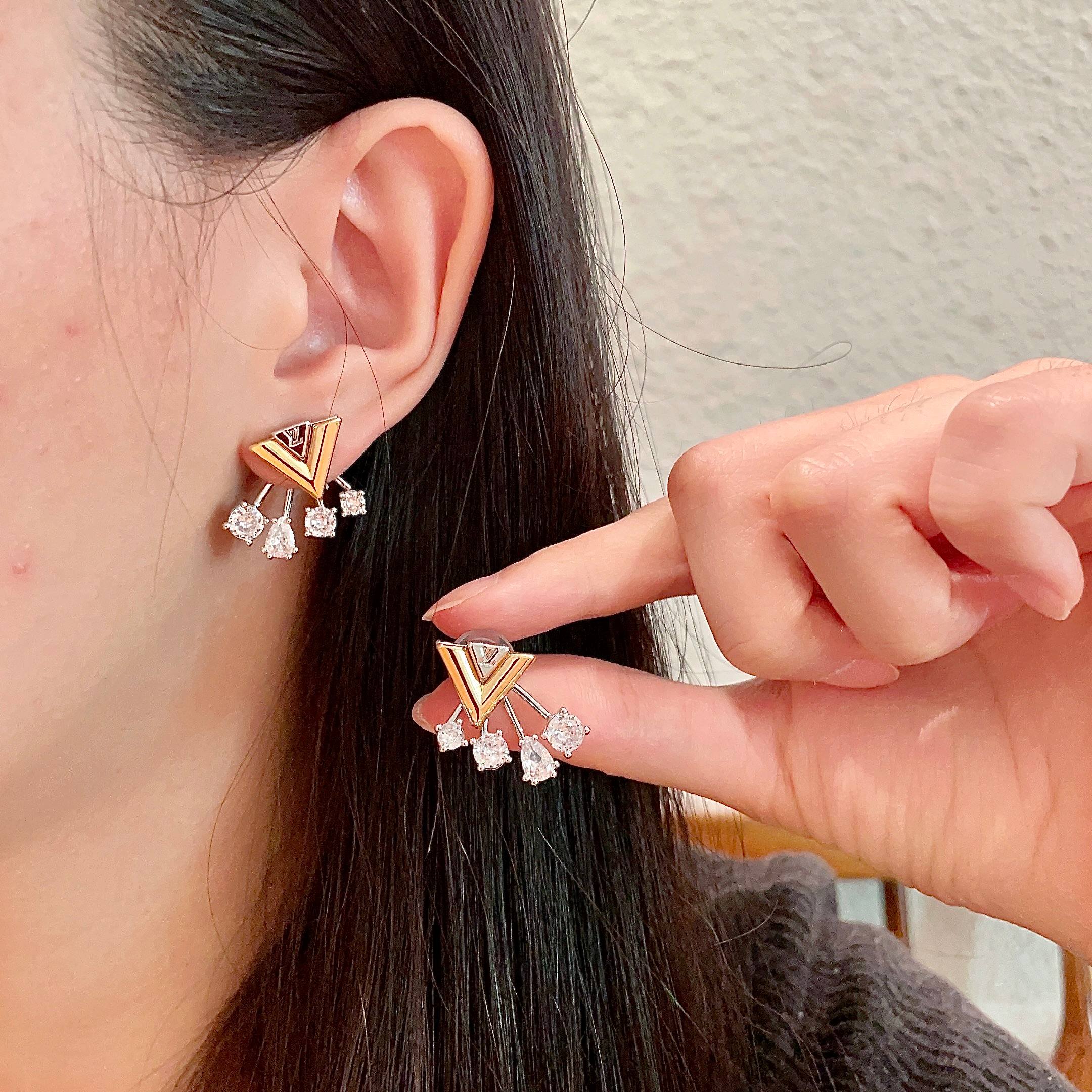 👑Lv 路易威登 2025年早春新品耳钉 复古 LV 字母耳环 超精工cnc工艺技术 上身美美哒 特别适