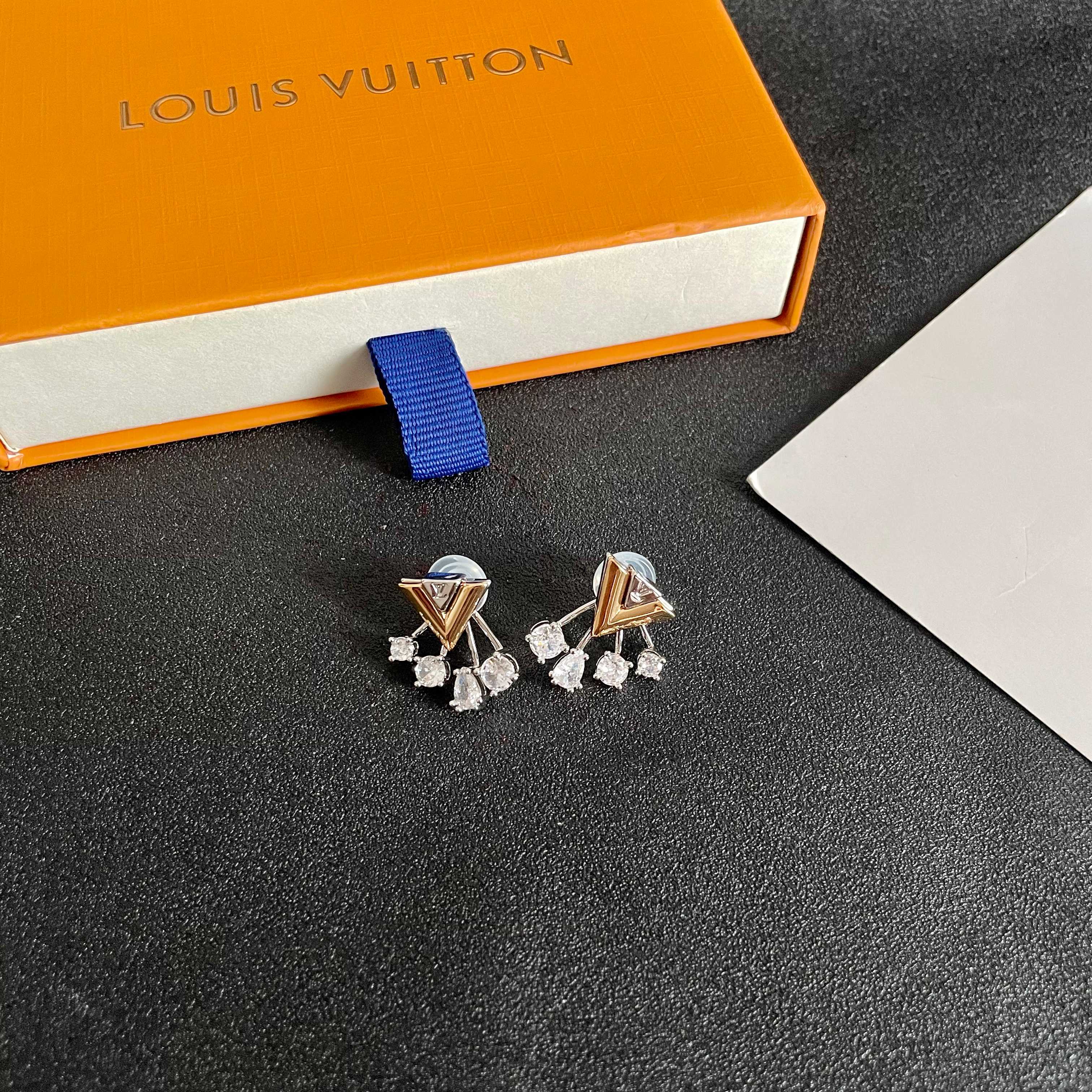 👑Lv 路易威登 2025年早春新品耳钉 复古 LV 字母耳环 超精工cnc工艺技术 上身美美哒 特别适
