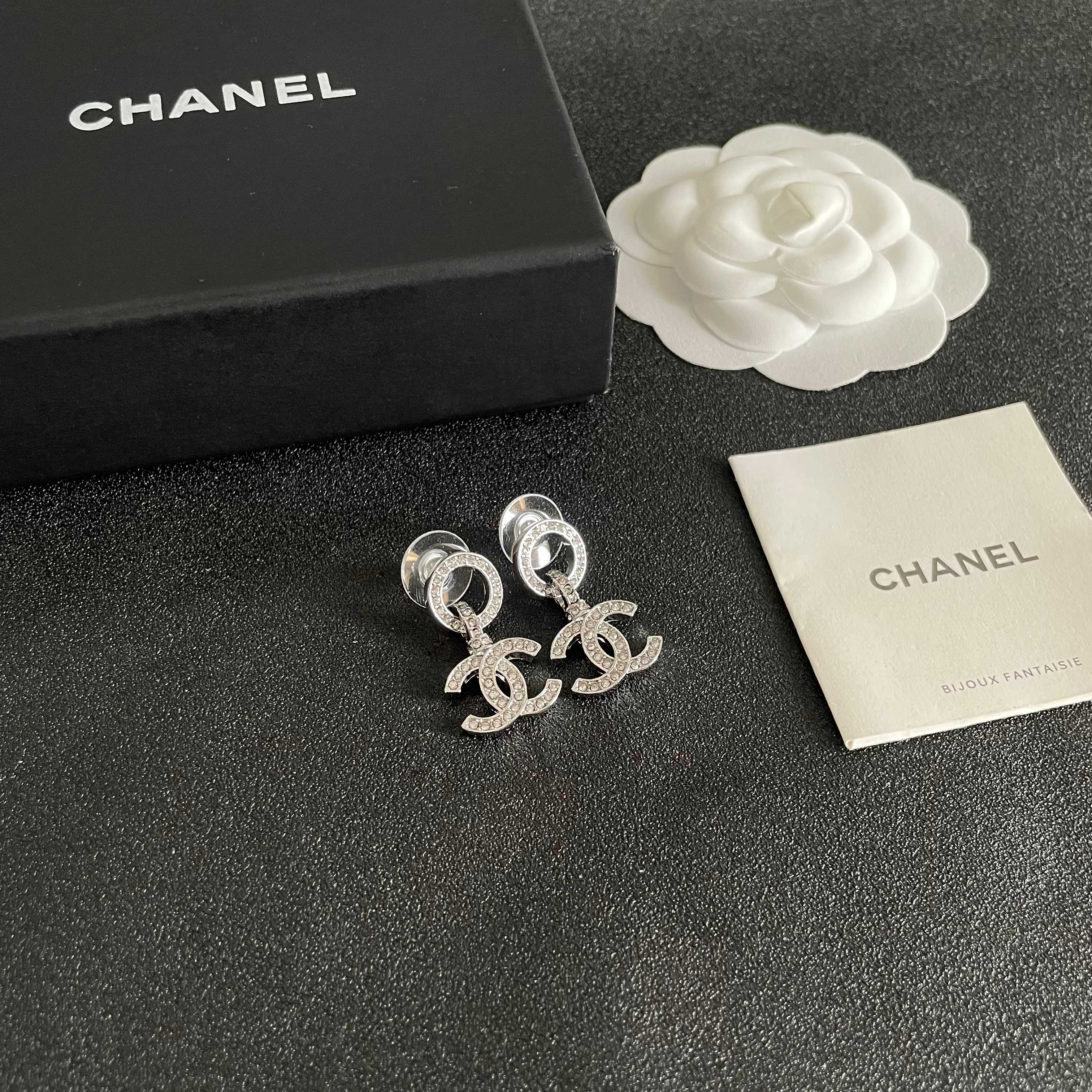  Chanel香奈儿 中古 字母 耳钉👀小香家的款式真心无需多介绍😘🎶每一款都超好看，精致大方，非常显气