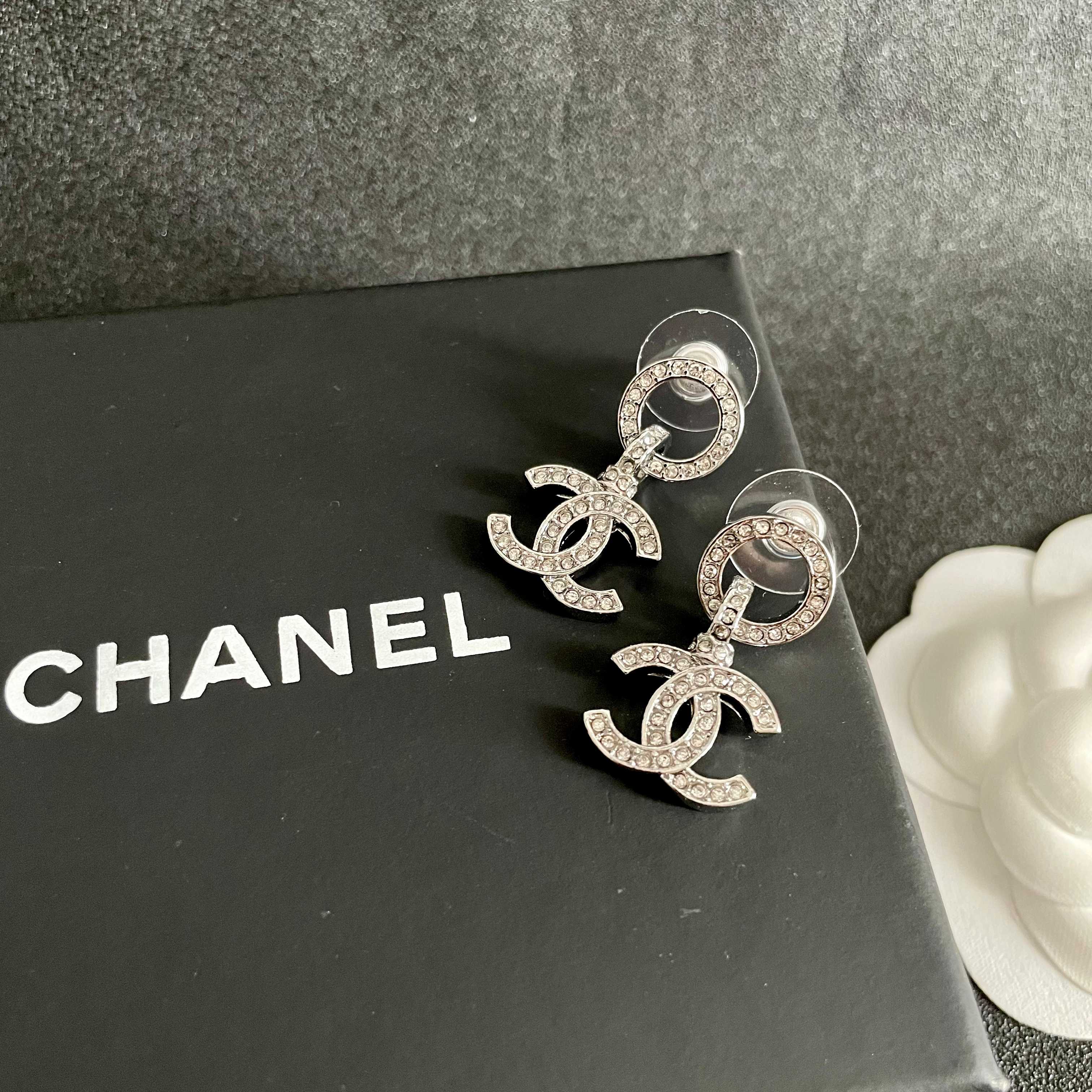  Chanel香奈儿 中古 字母 耳钉👀小香家的款式真心无需多介绍😘🎶每一款都超好看，精致大方，非常显气