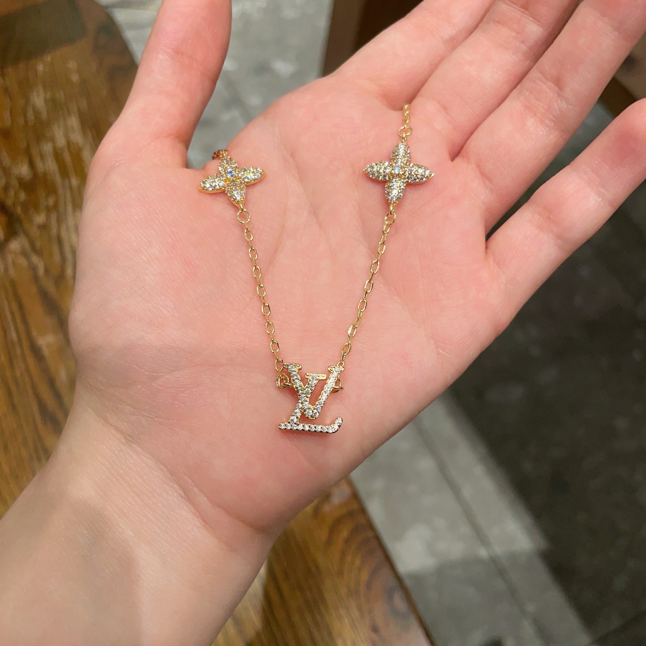 💥💥💥LOUISVUITTON以 经典花纹图案设计 双花 款设计方式吊坠LV品牌标志设计，经典标志理念、