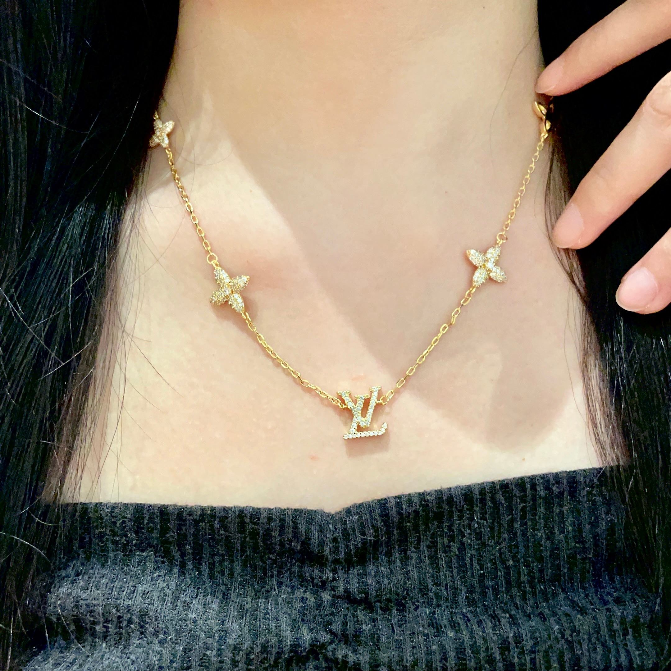 💥💥💥LOUISVUITTON以 经典花纹图案设计 双花 款设计方式吊坠LV品牌标志设计，经典标志理念、