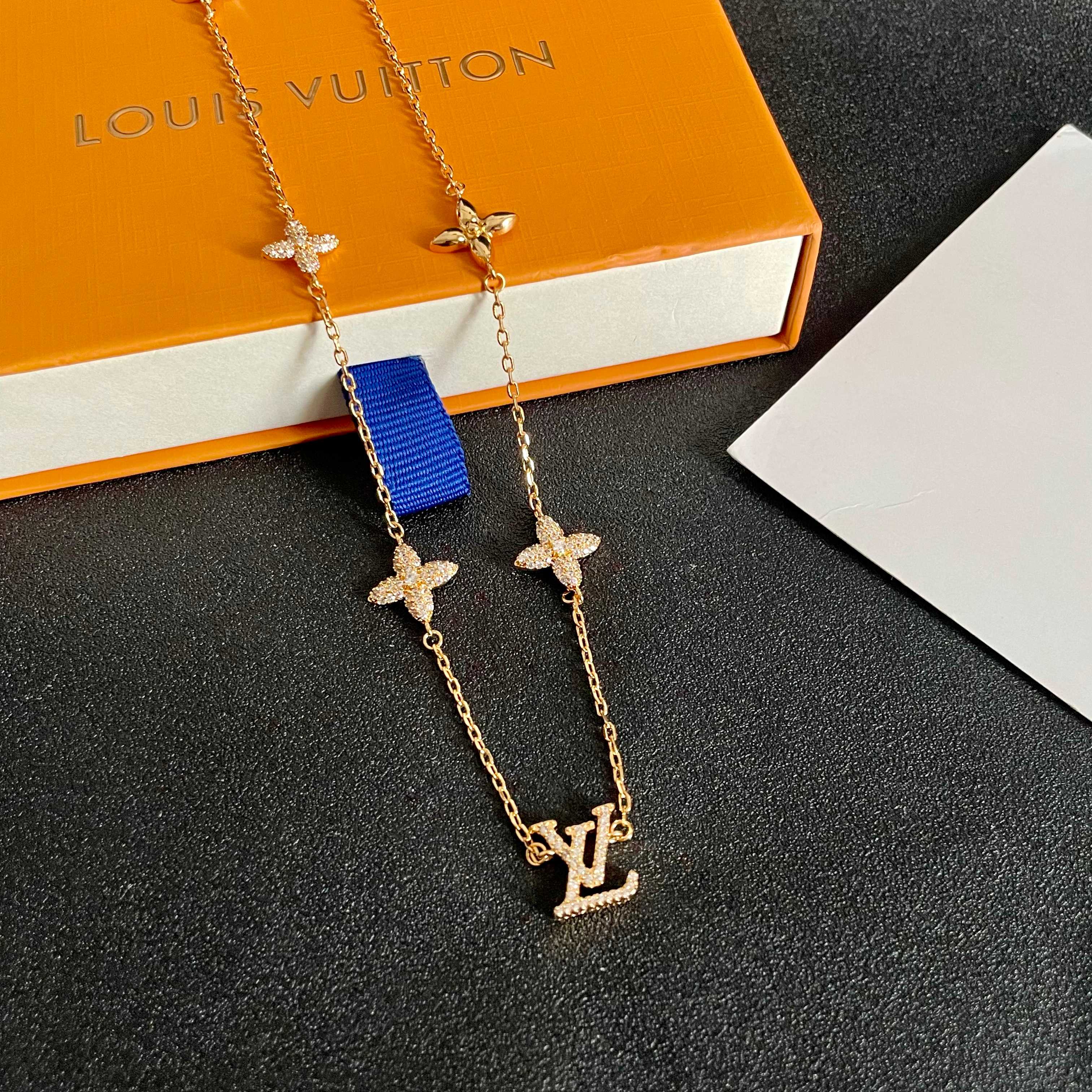 💥💥💥LOUISVUITTON以 经典花纹图案设计 双花 款设计方式吊坠LV品牌标志设计，经典标志理念、