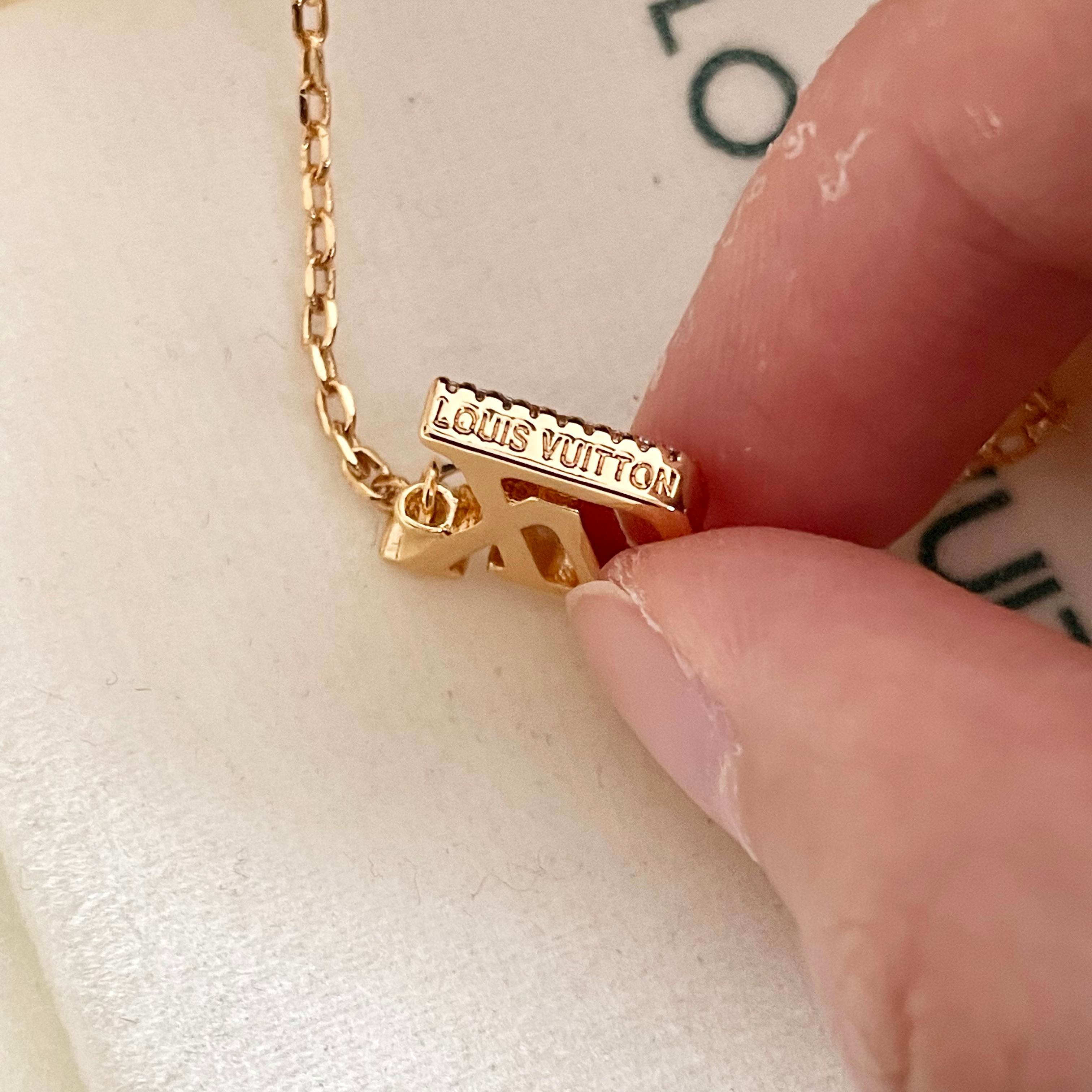 💥💥💥LOUISVUITTON以 经典花纹图案设计 双花 款设计方式吊坠LV品牌标志设计，经典标志理念、