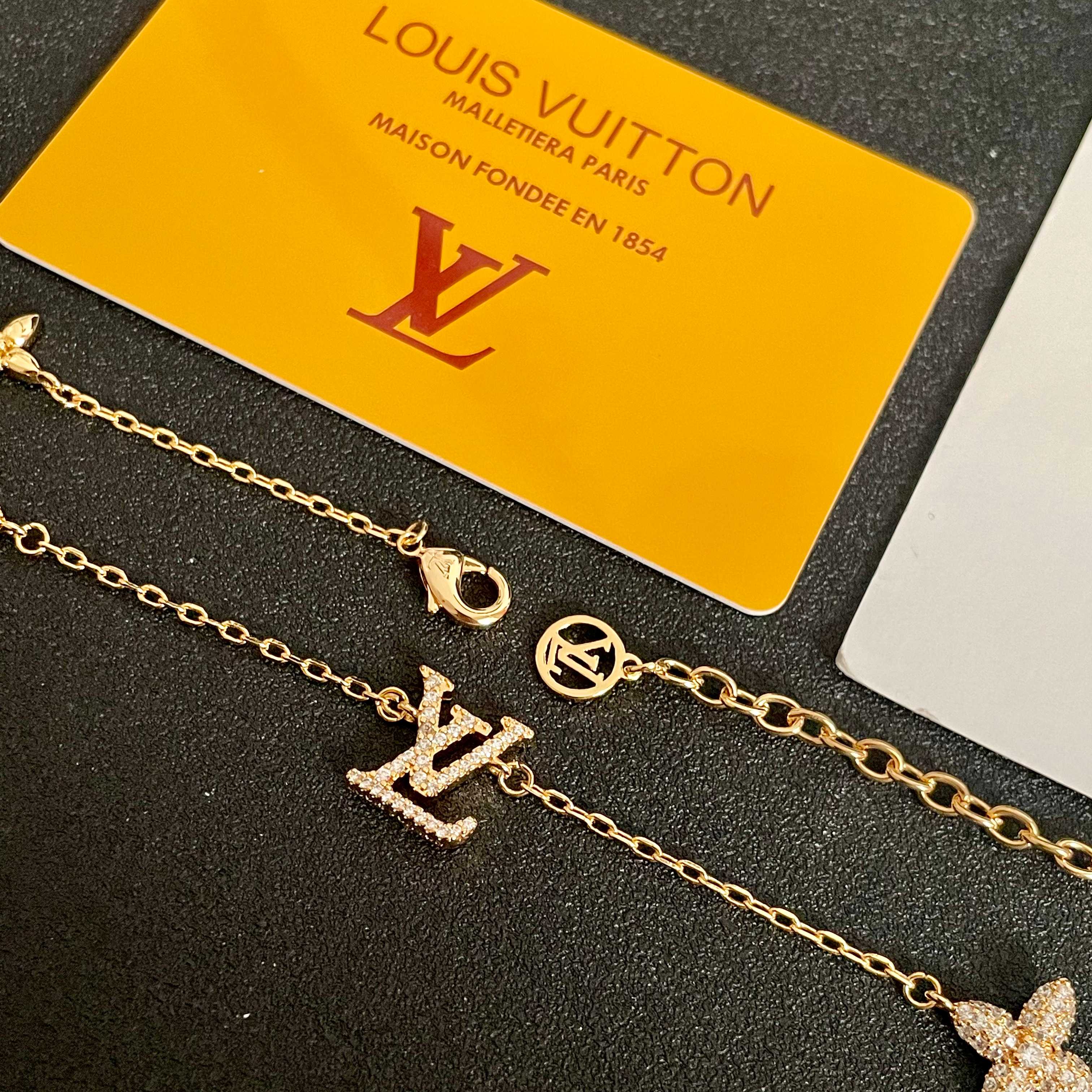 💥💥💥LOUISVUITTON以 经典花纹图案设计 双花 款设计方式吊坠LV品牌标志设计，经典标志理念、