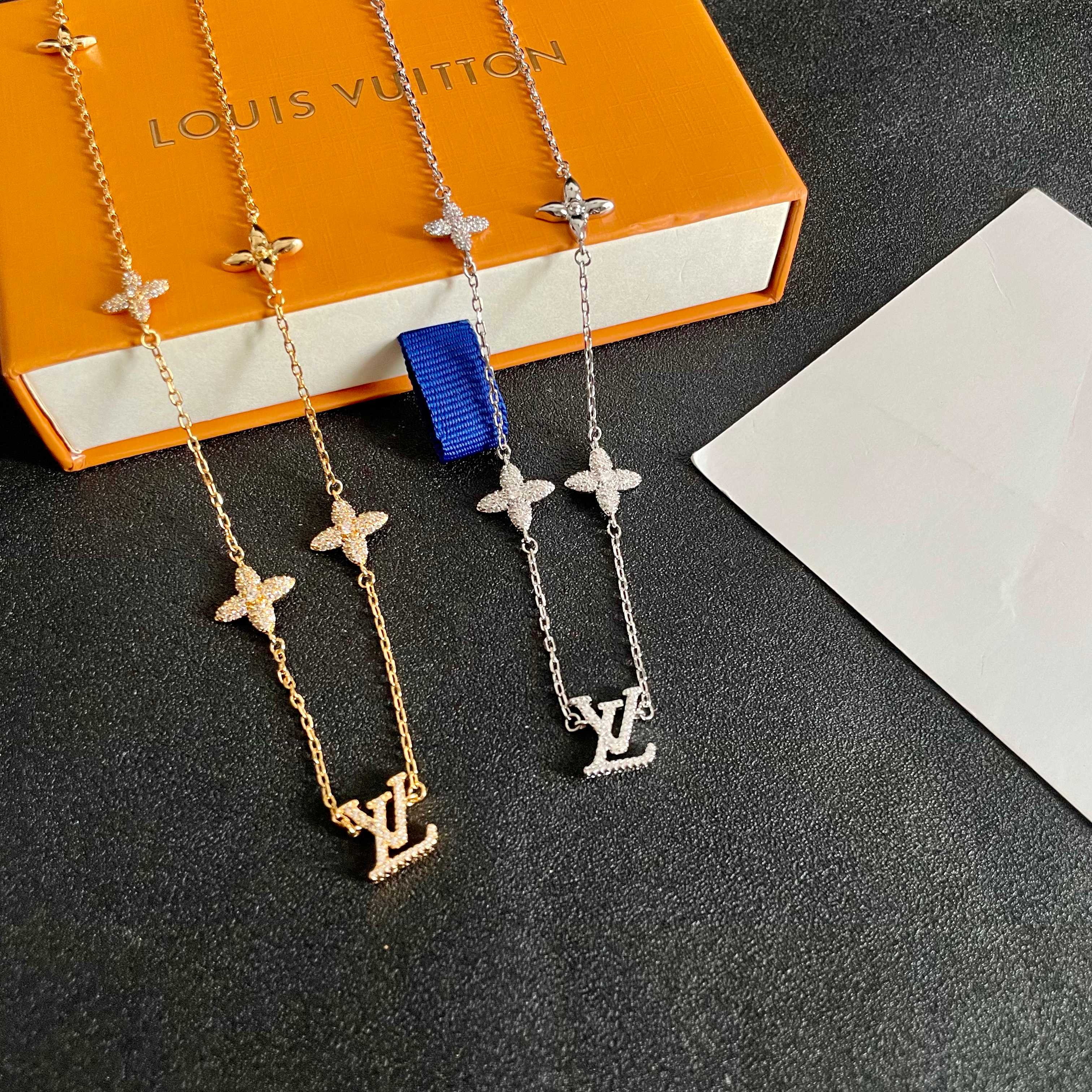 💥💥💥LOUISVUITTON以 经典花纹图案设计 双花 款设计方式吊坠LV品牌标志设计，经典标志理念、