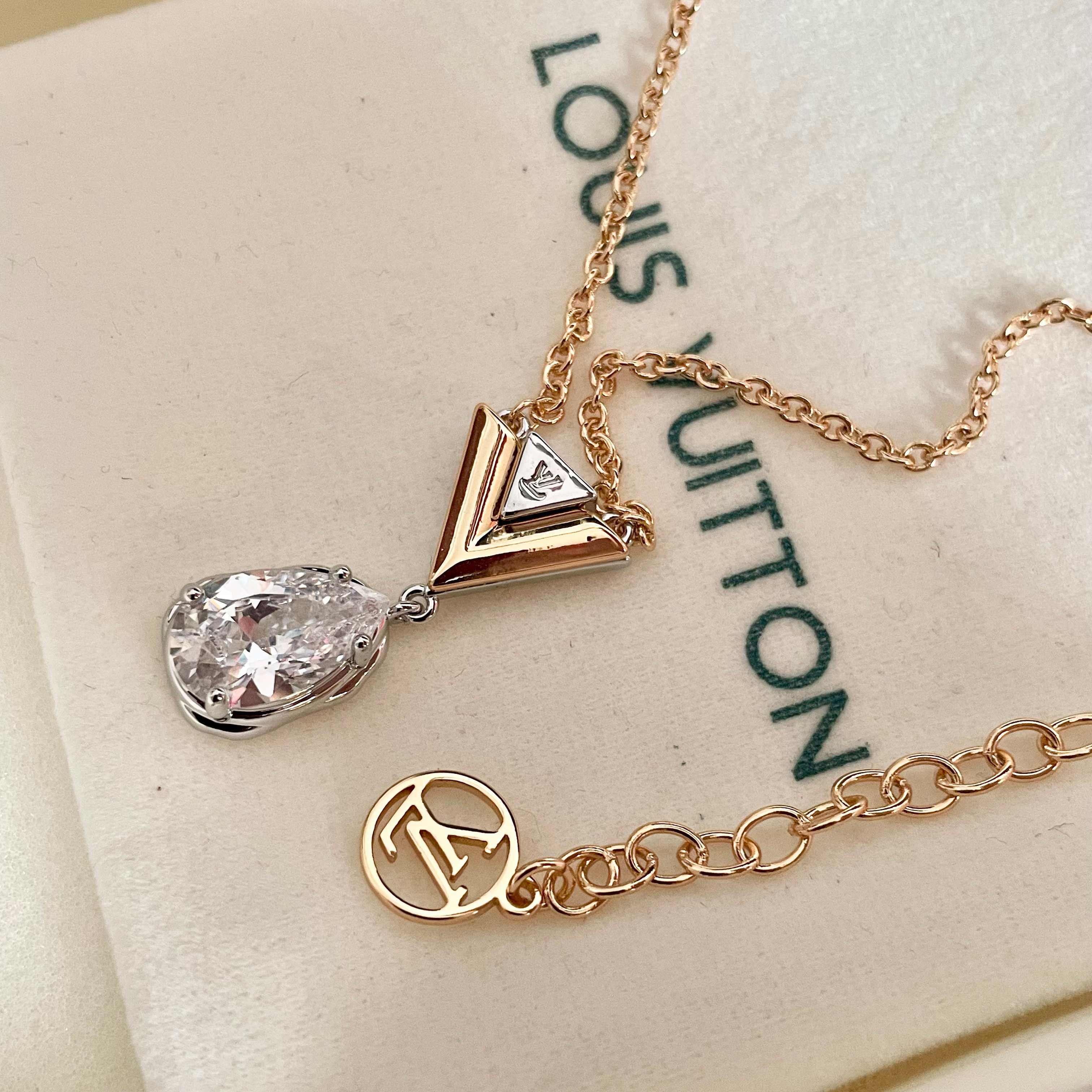 💥💥💥LOUISVUITTON以 经典花纹图案设计 双花 款设计方式吊坠LV品牌标志设计，经典标志理念、