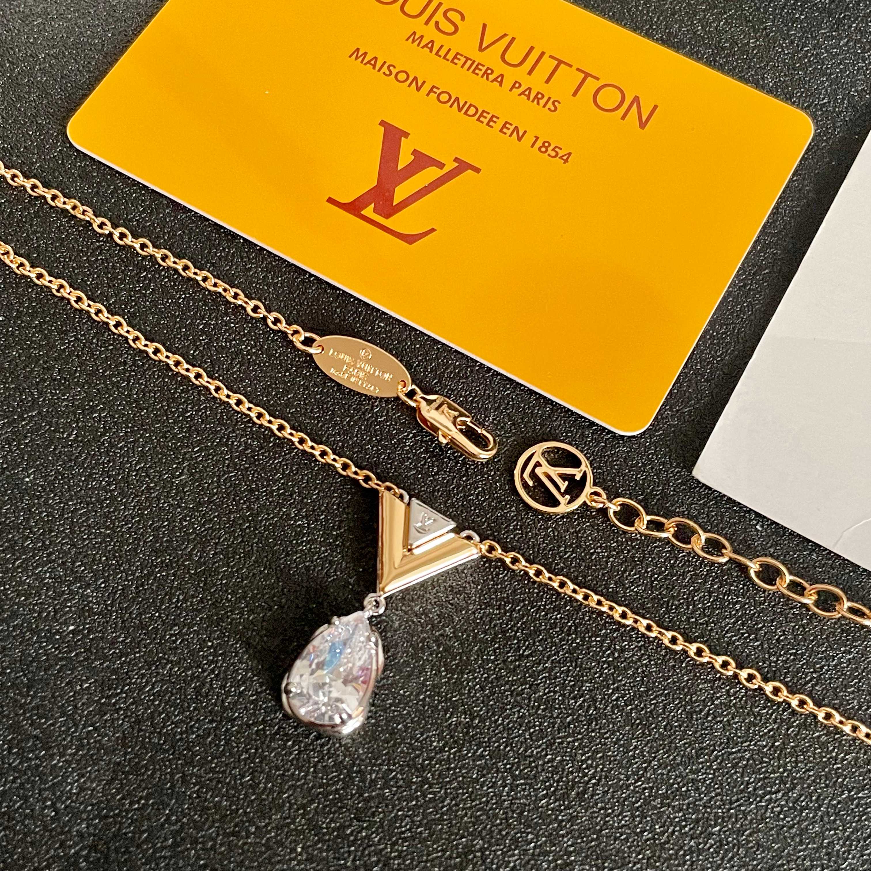 💥💥💥LOUISVUITTON以 经典花纹图案设计 双花 款设计方式吊坠LV品牌标志设计，经典标志理念、