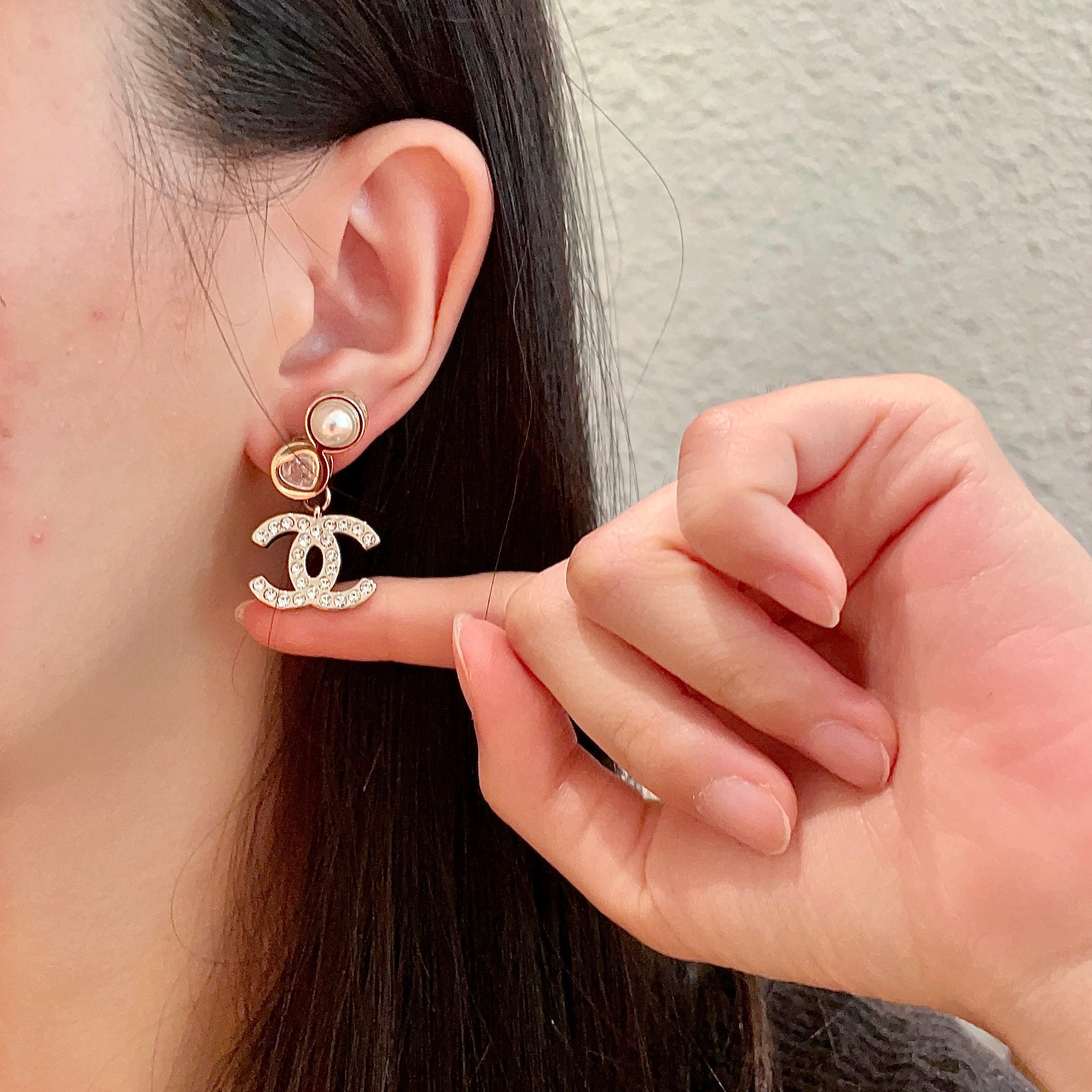  Chanel香奈儿 中古 字母 耳钉👀小香家的款式真心无需多介绍😘🎶每一款都超好看，精致大方，非常显气