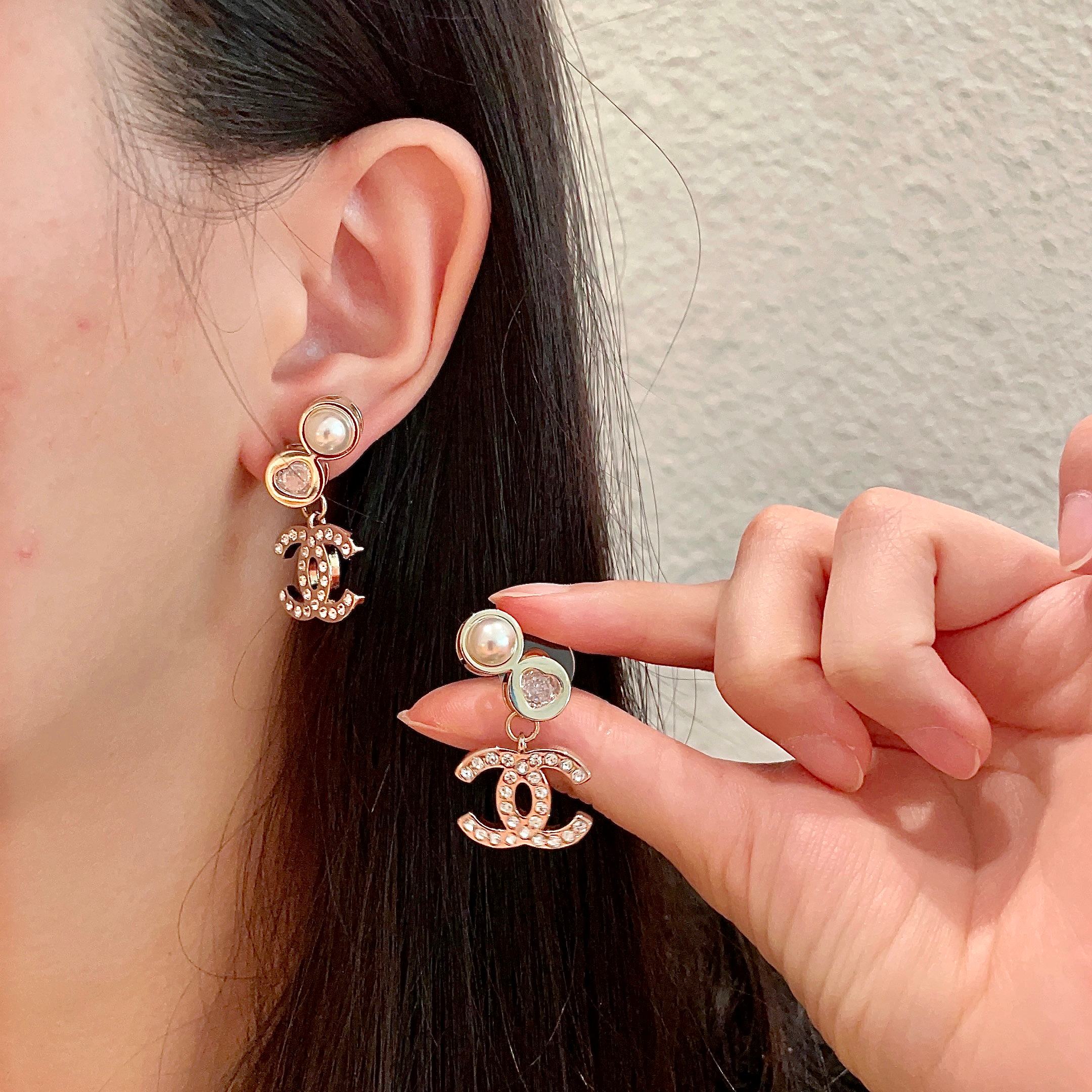  Chanel香奈儿 中古 字母 耳钉👀小香家的款式真心无需多介绍😘🎶每一款都超好看，精致大方，非常显气