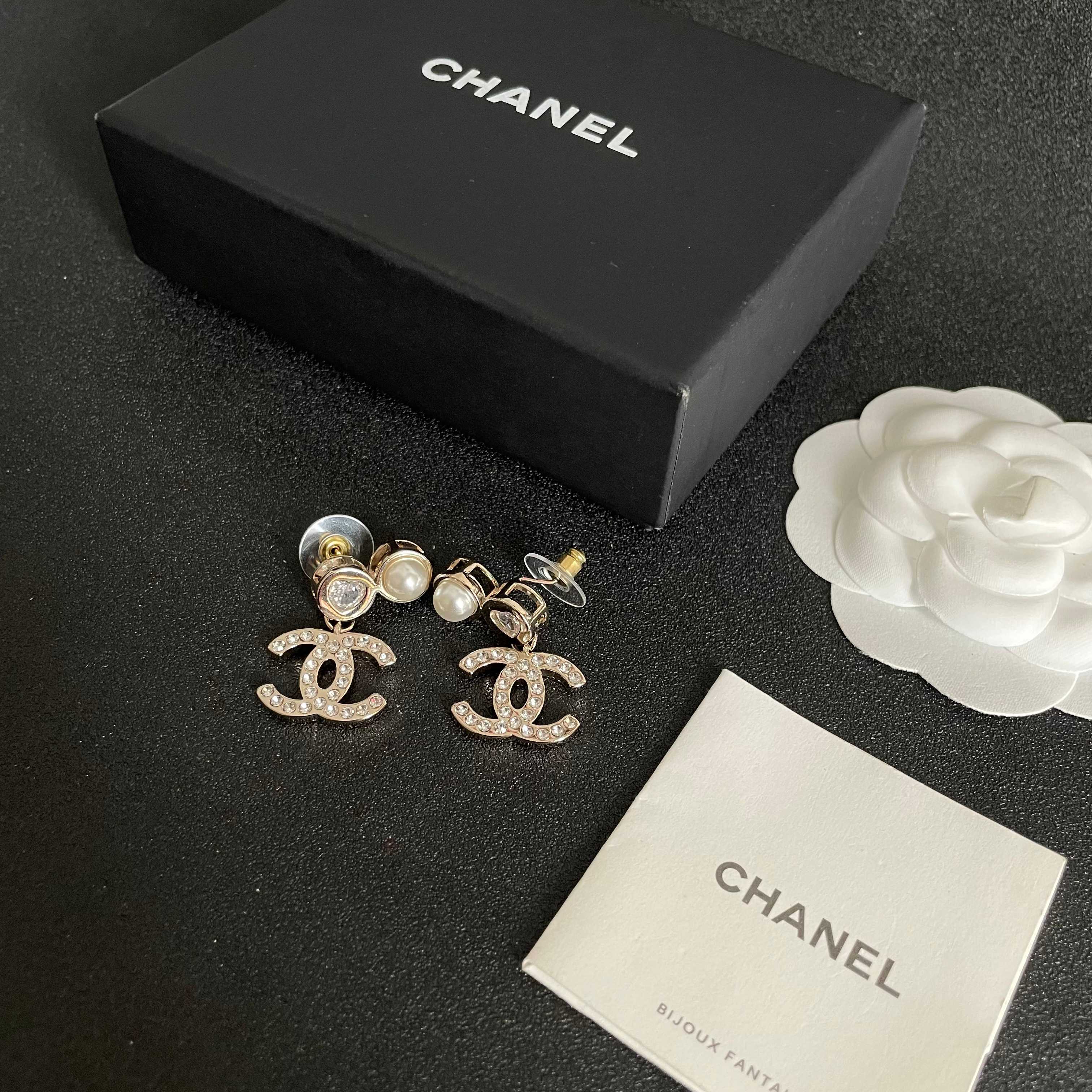  Chanel香奈儿 中古 字母 耳钉👀小香家的款式真心无需多介绍😘🎶每一款都超好看，精致大方，非常显气