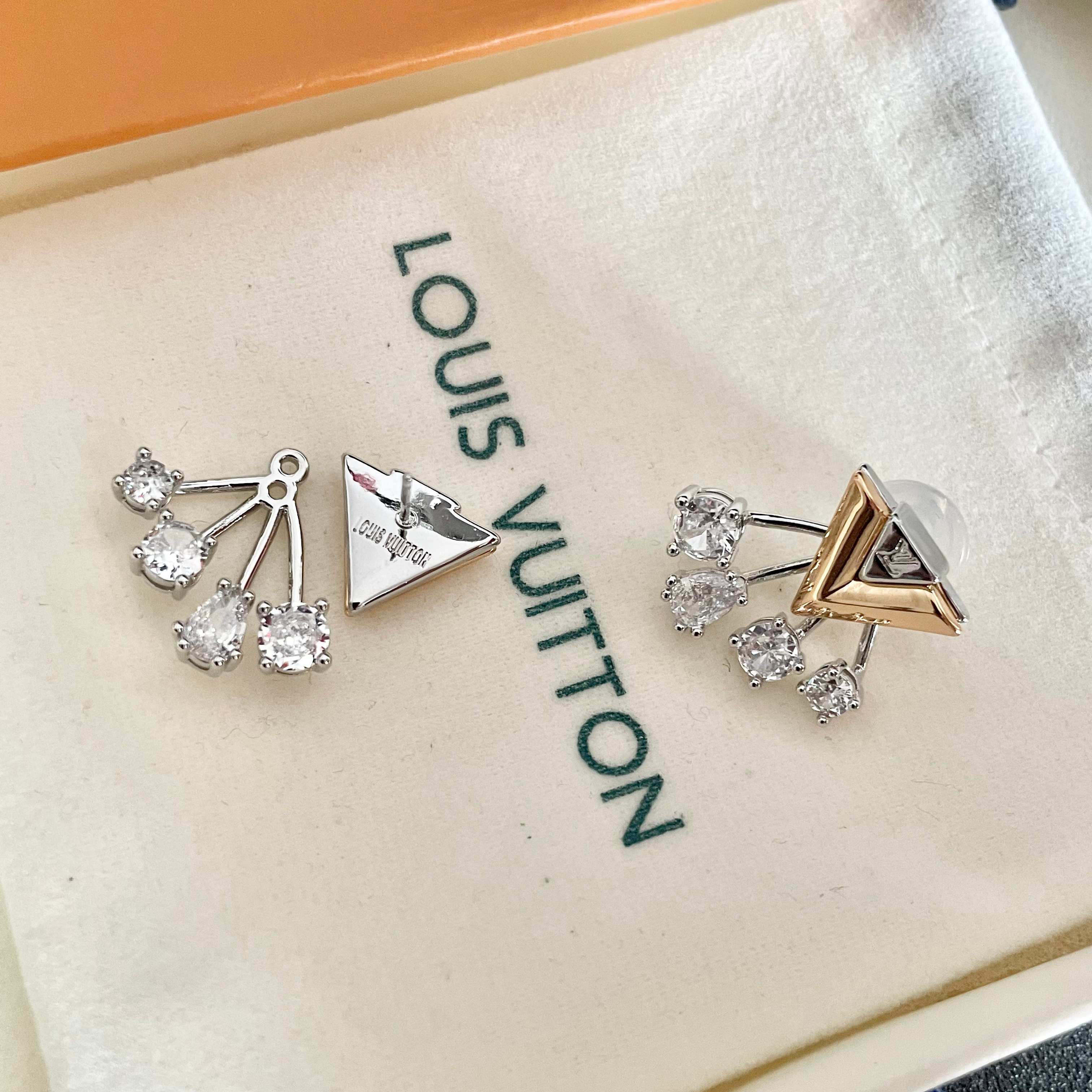 👑Lv 路易威登 2025年早春新品耳钉 复古 LV 字母耳环 超精工cnc工艺技术 上身美美哒 特别适