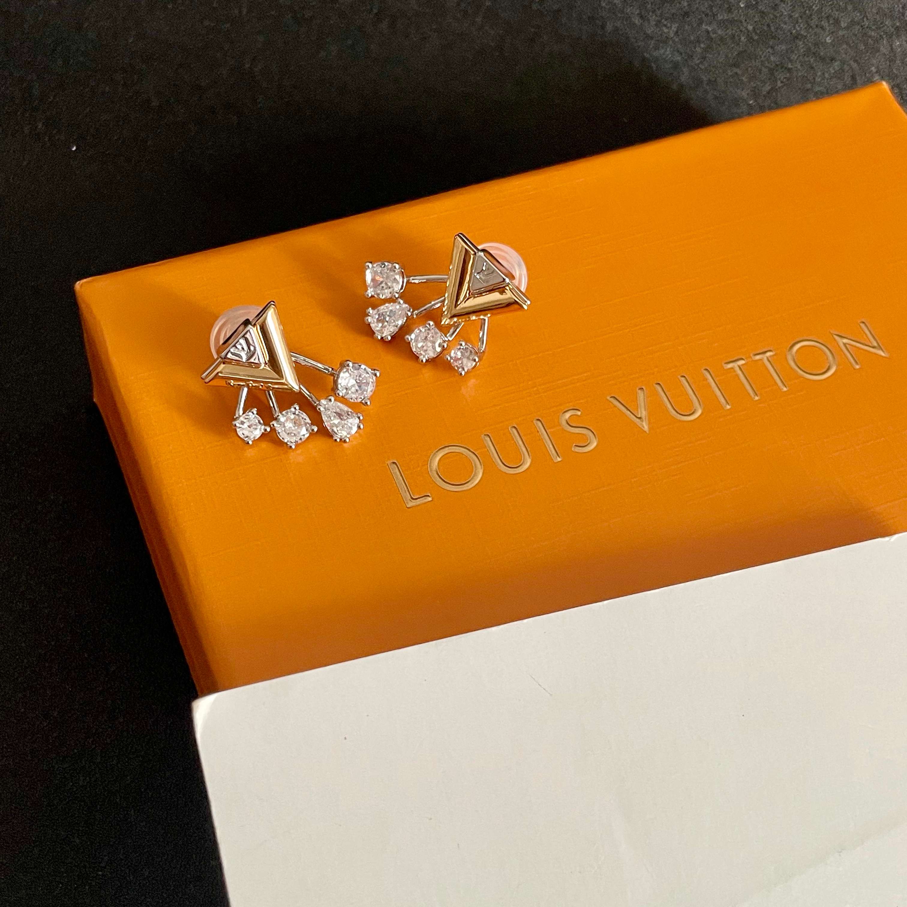 👑Lv 路易威登 2025年早春新品耳钉 复古 LV 字母耳环 超精工cnc工艺技术 上身美美哒 特别适