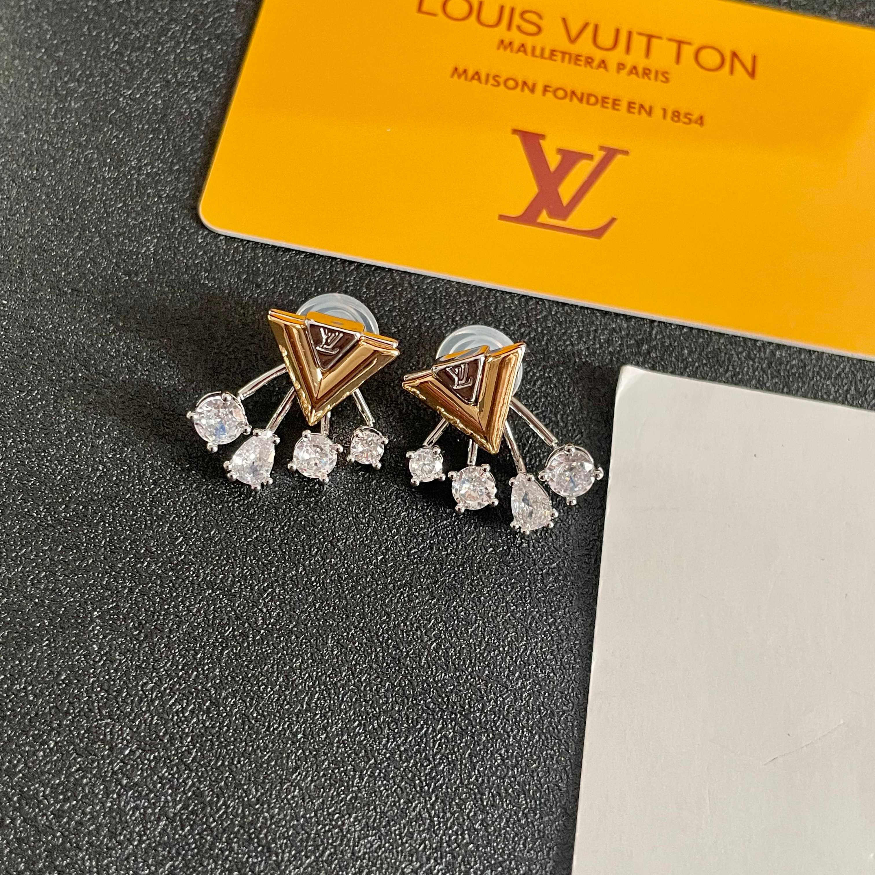 👑Lv 路易威登 2025年早春新品耳钉 复古 LV 字母耳环 超精工cnc工艺技术 上身美美哒 特别适