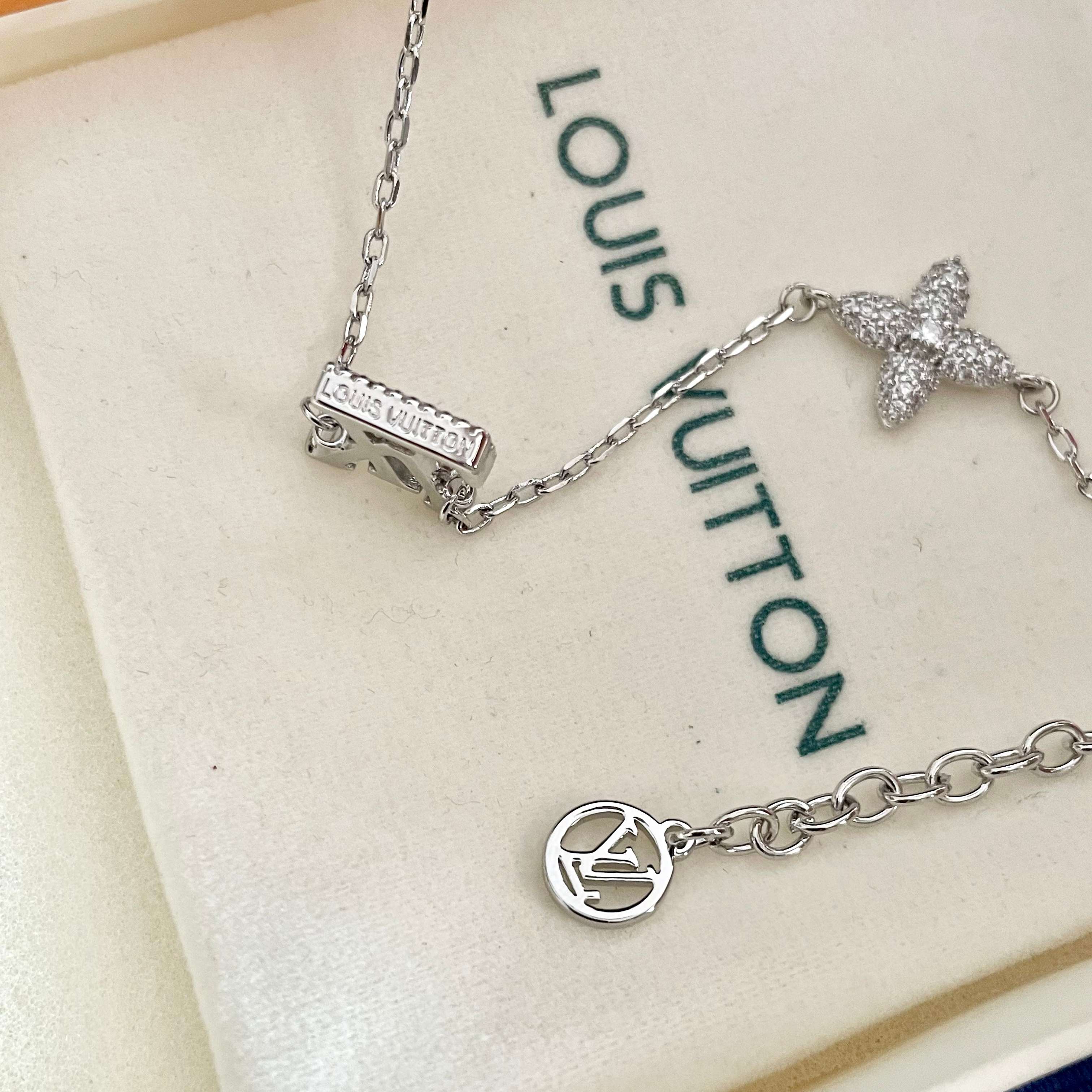 💥💥💥LOUISVUITTON以 经典花纹图案设计 双花 款设计方式吊坠LV品牌标志设计，经典标志理念、